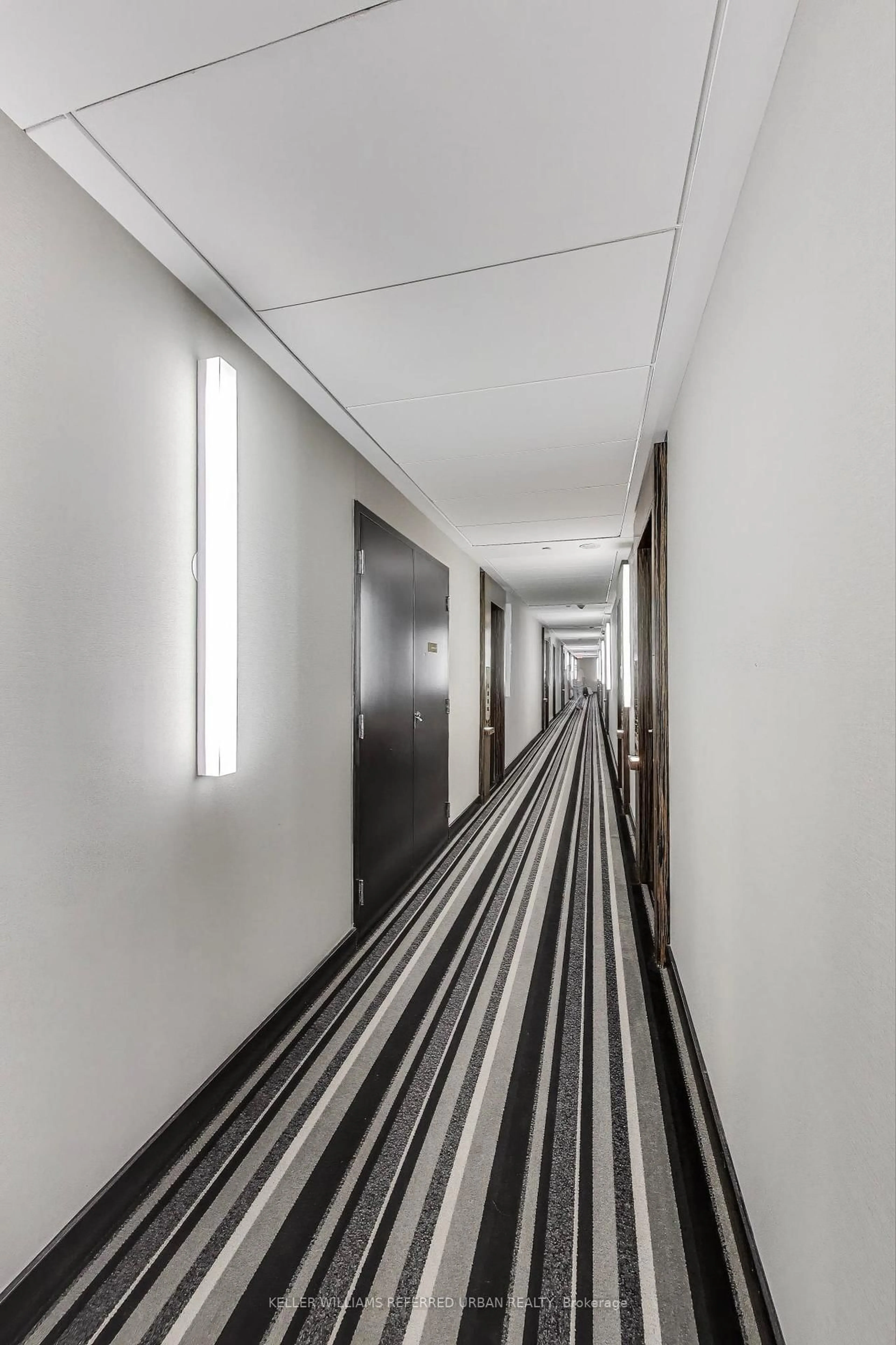 Indoor foyer for 3018 Yonge St #1015, Toronto Ontario M4N 0A5