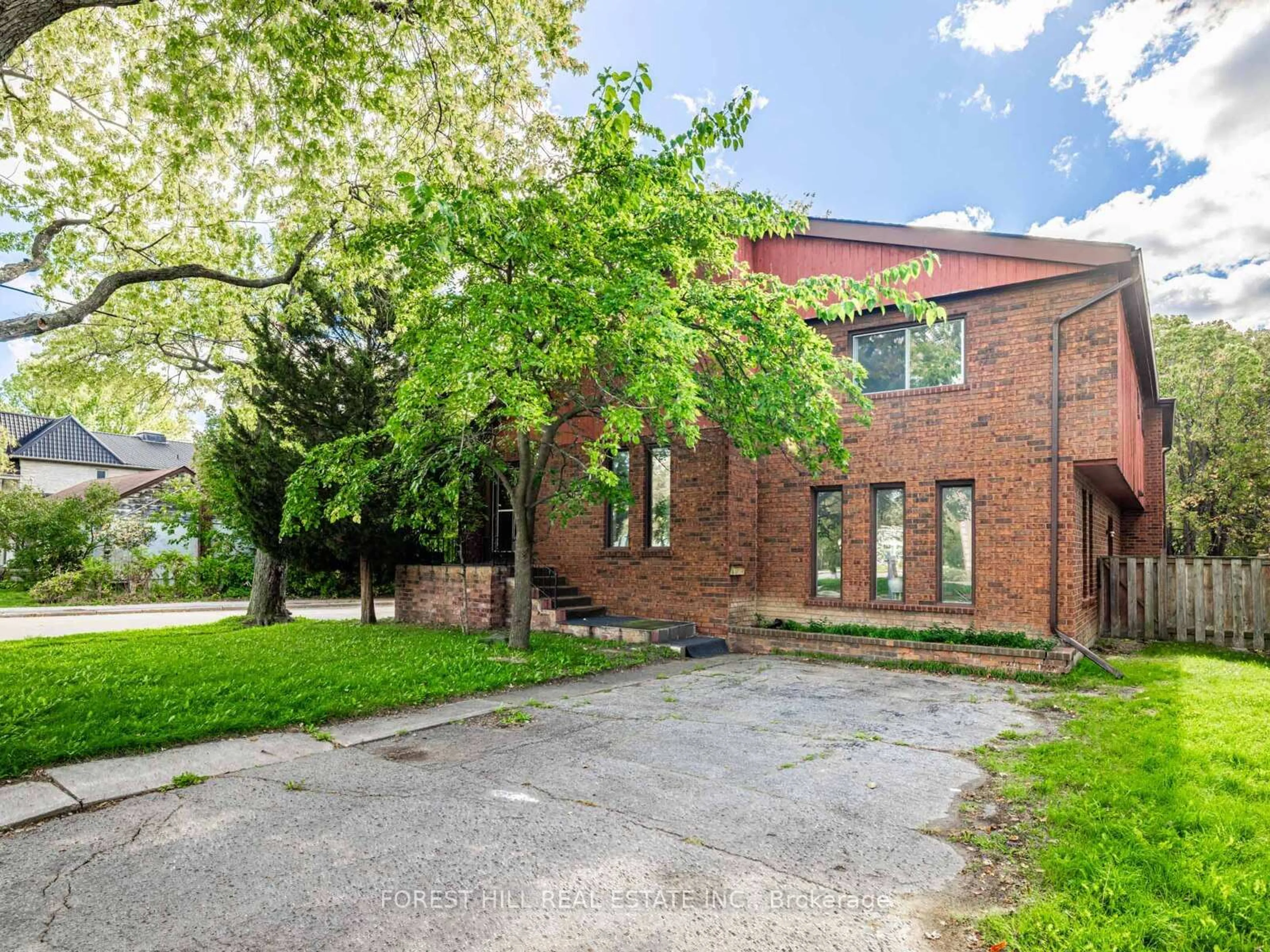 A pic from outside/outdoor area/front of a property/back of a property/a pic from drone, street for 309 Hillcrest Ave, Toronto Ontario M2N 3P5