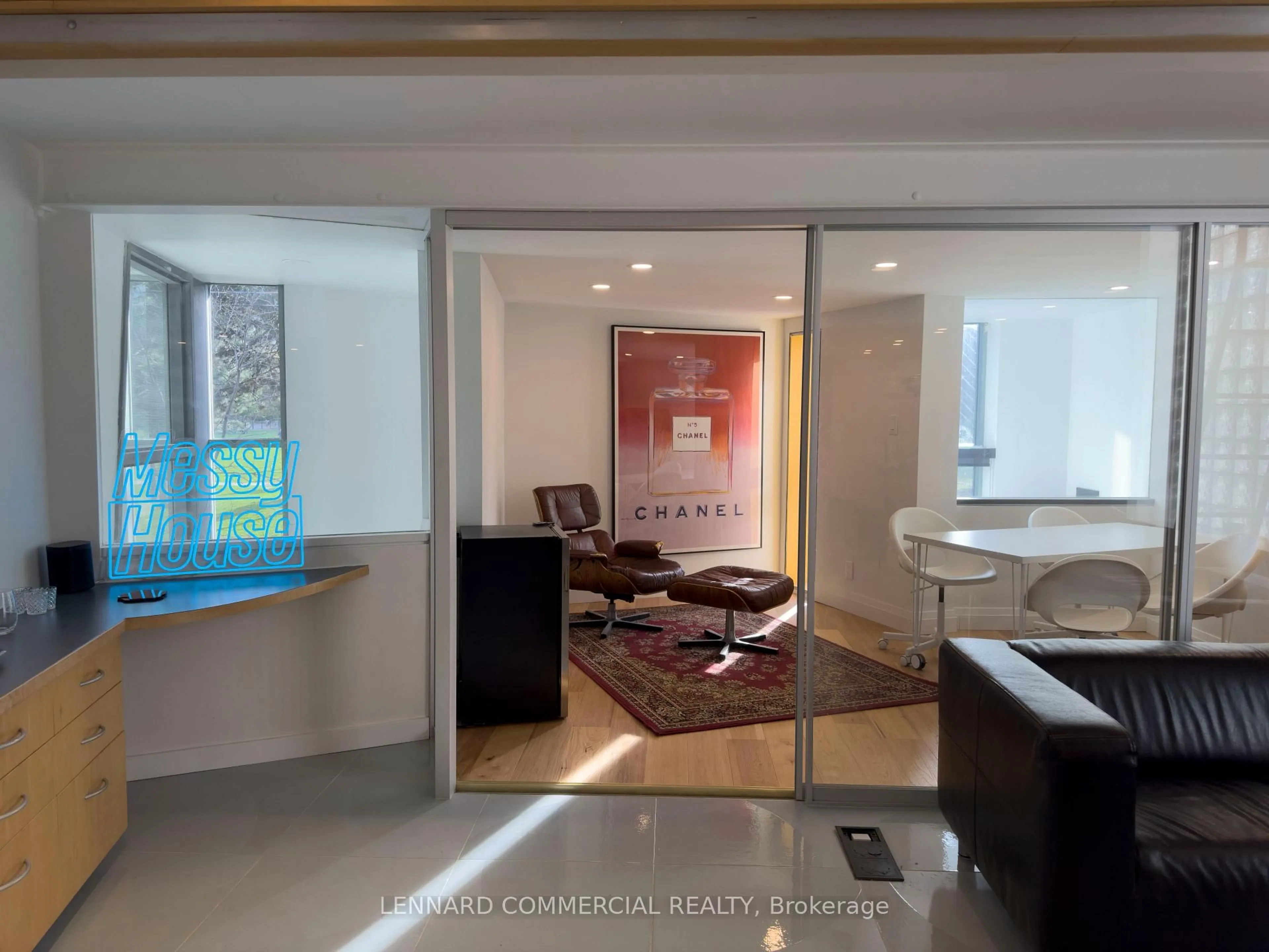 Indoor foyer for 115 Walnut Ave, Toronto Ontario M5V 2S1