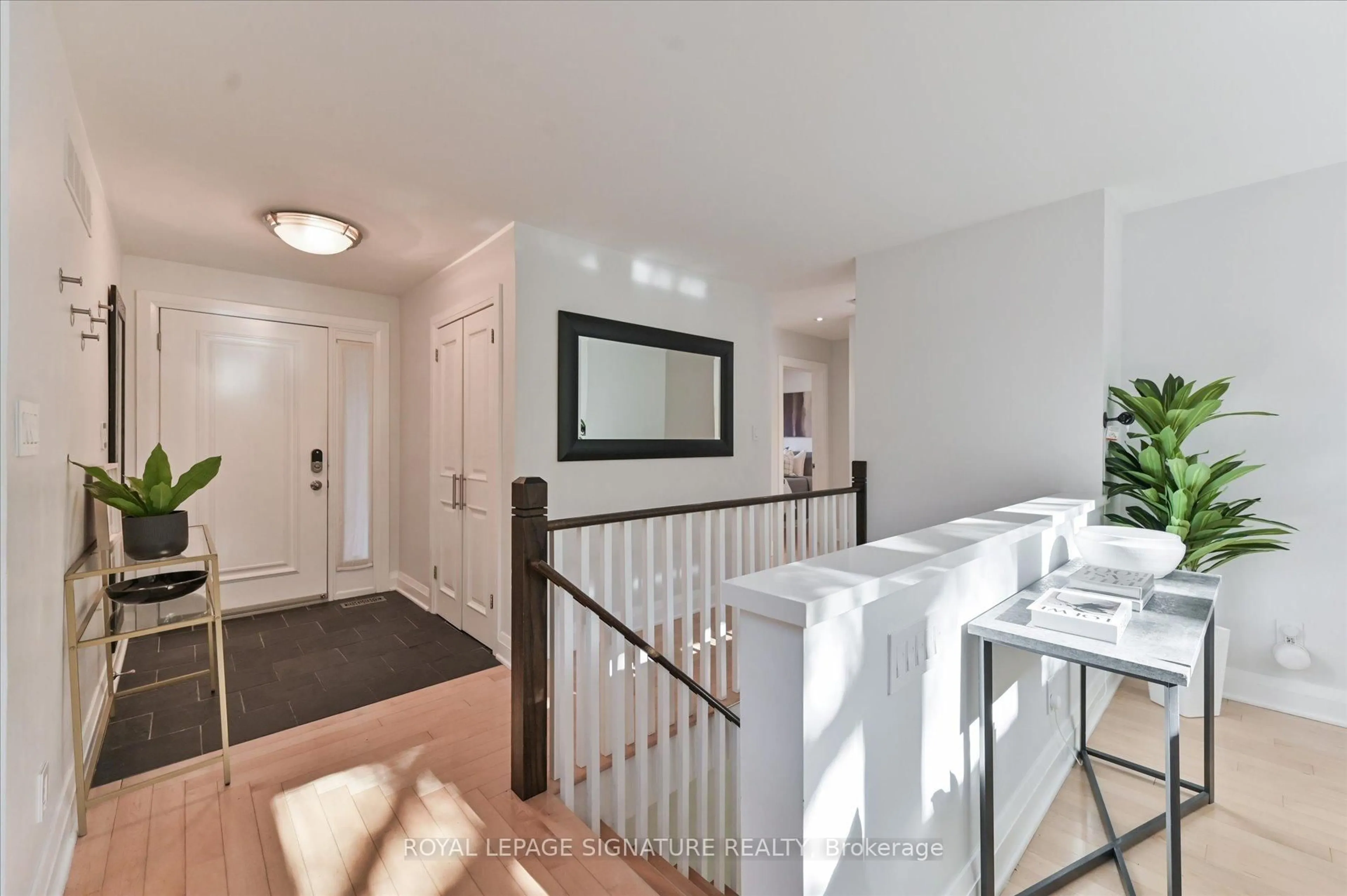 Indoor entryway for 195 Sweeney Dr, Toronto Ontario M4A 1V5