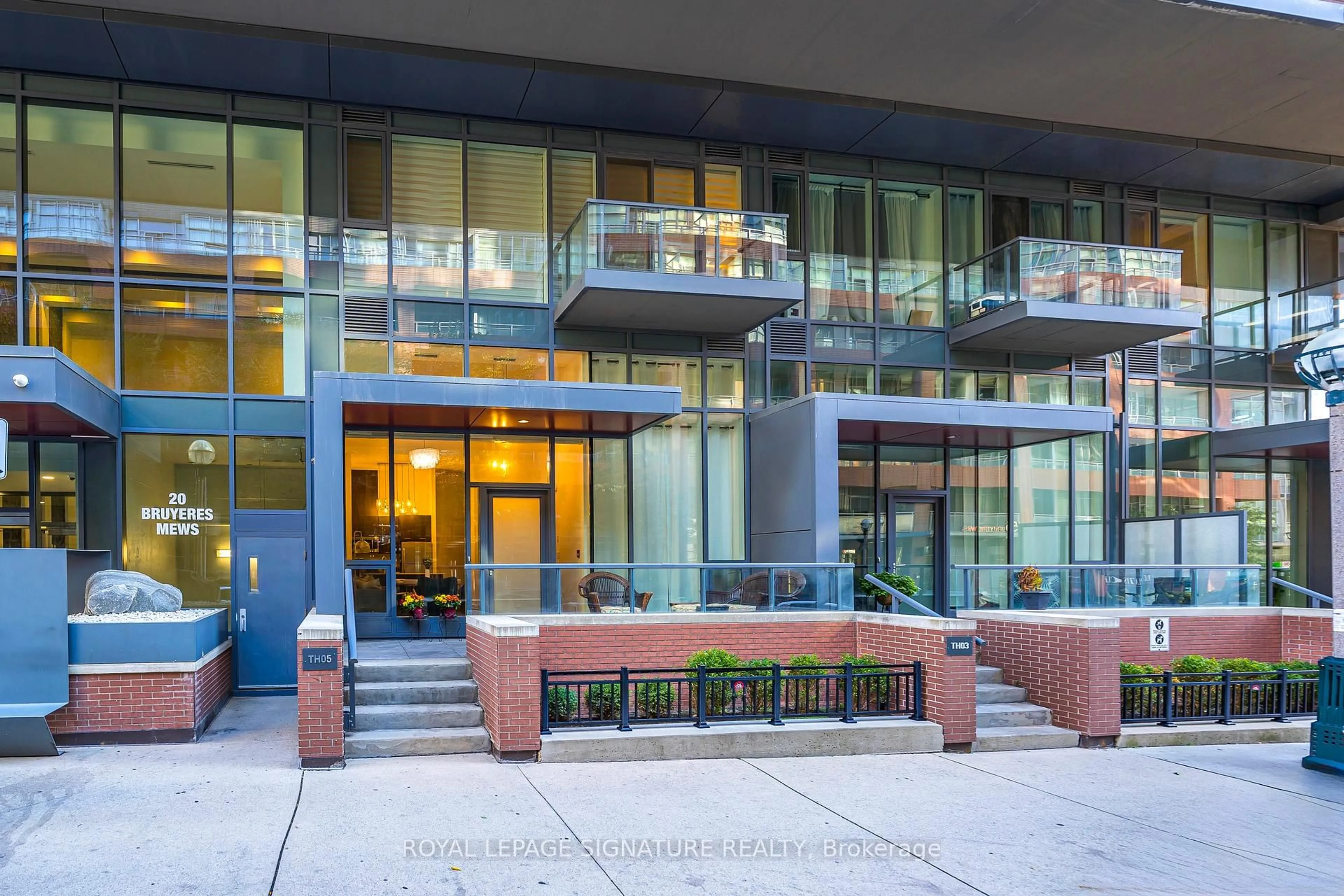 Indoor foyer for 20 Bruyeres Mews #TH05, Toronto Ontario M5V 0G8