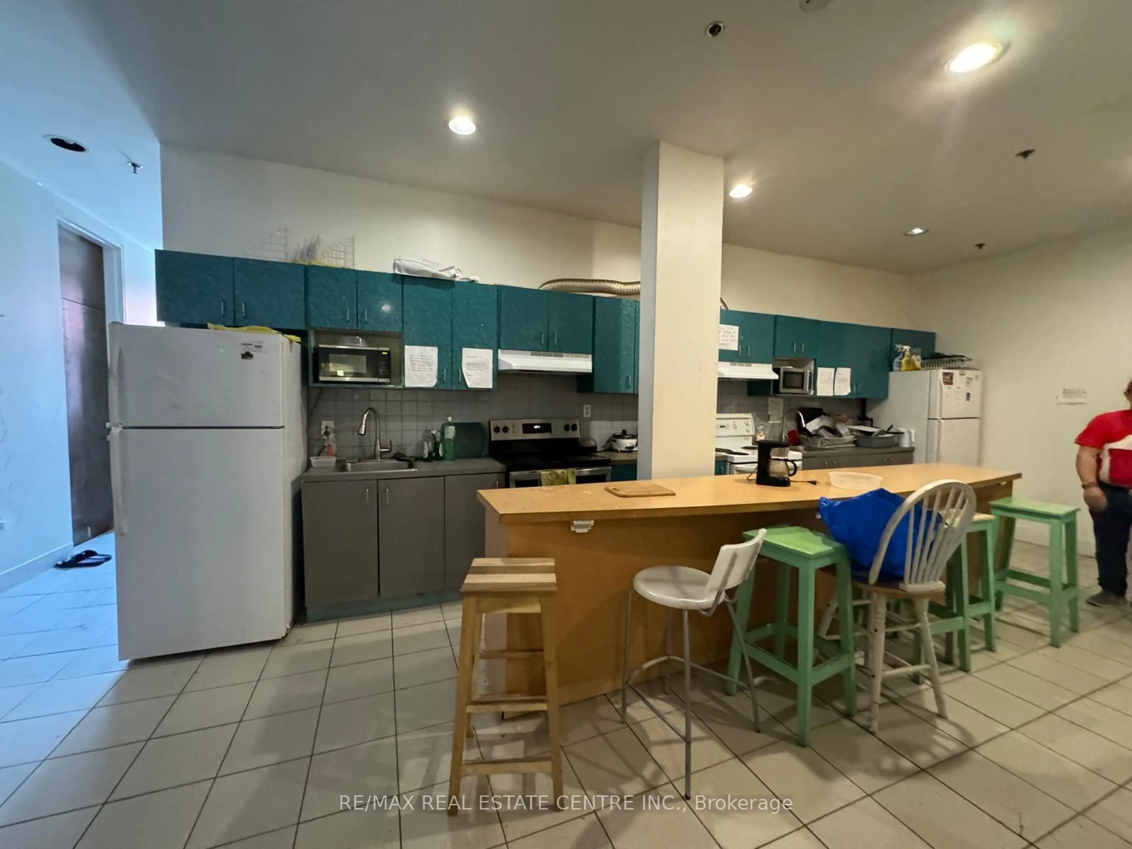 Standard kitchen, unknown for 28 Cecil St, Toronto Ontario M5T 1N3