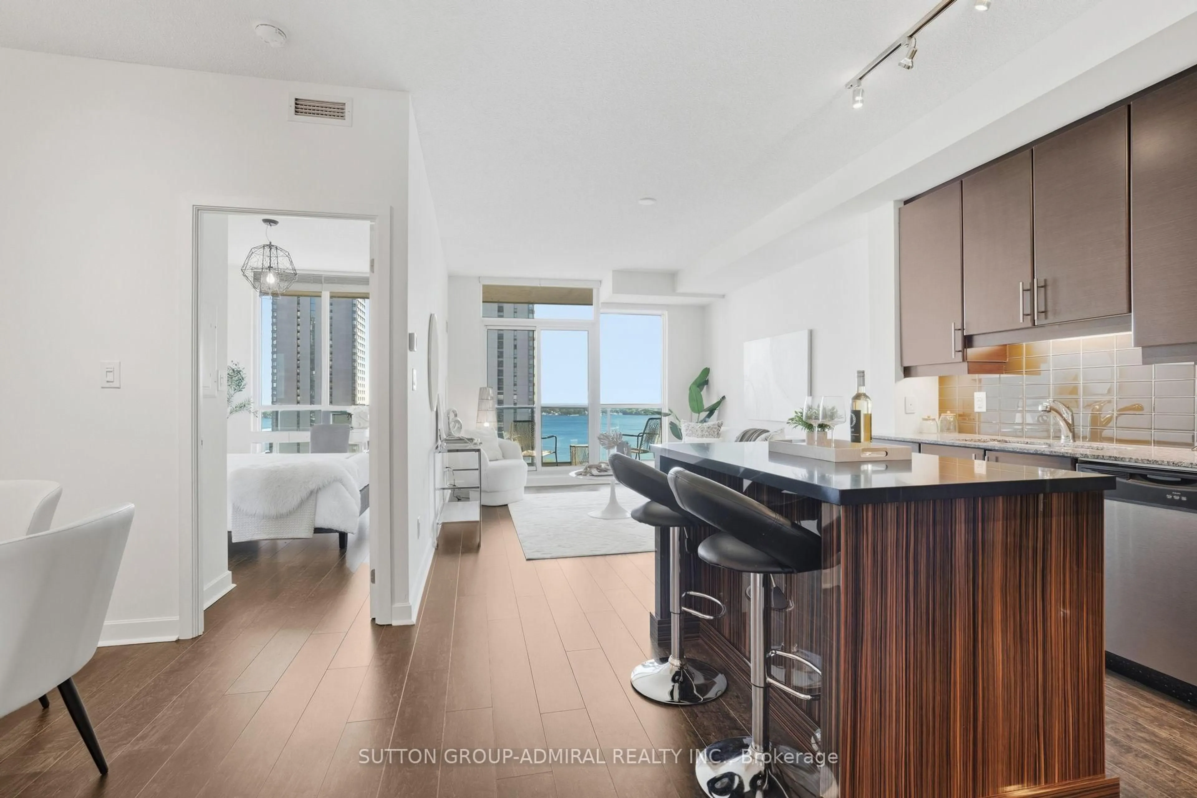 Unknown for 33 Bay St #1810, Toronto Ontario M5J 2Z3