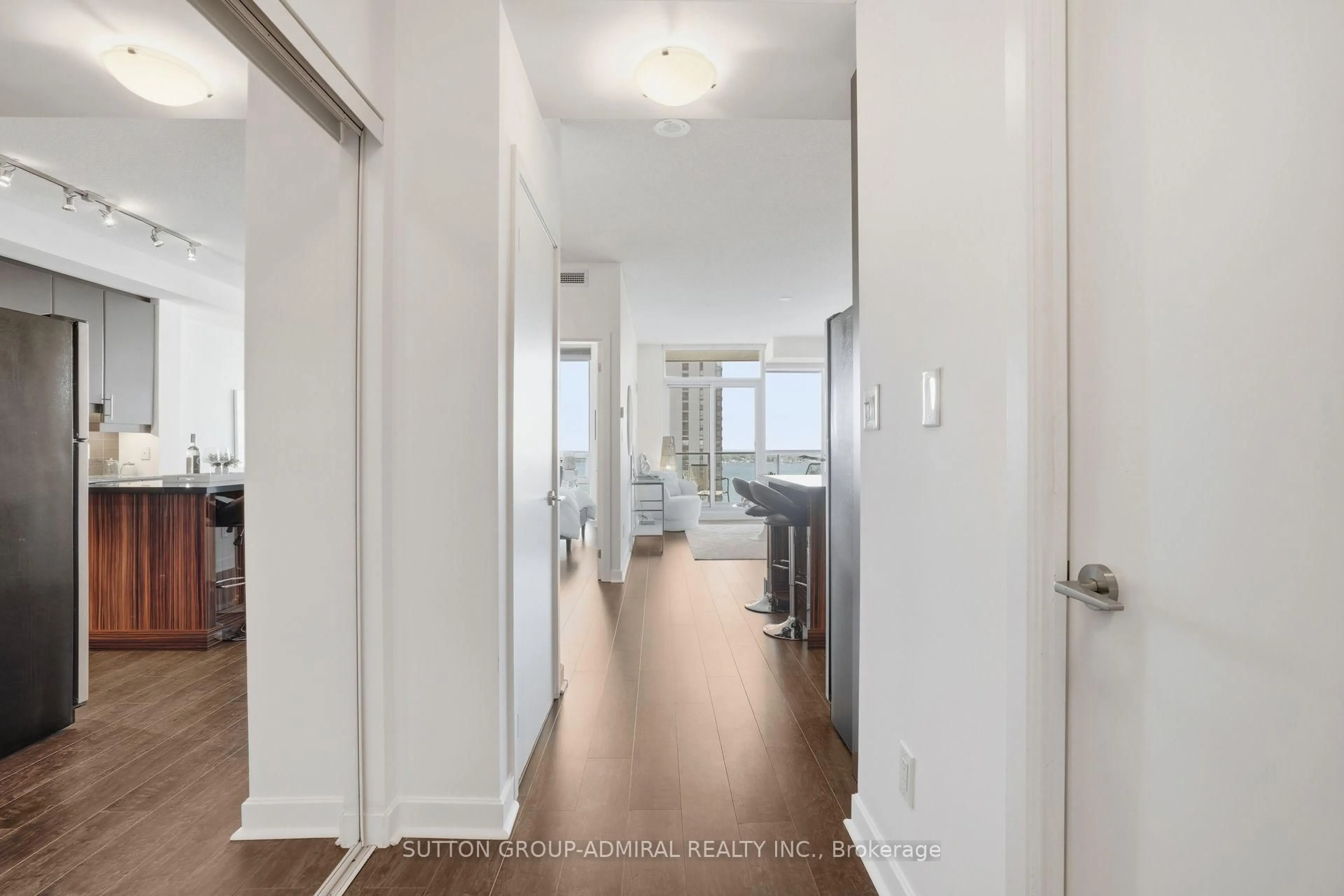 Indoor entryway for 33 Bay St #1810, Toronto Ontario M5J 2Z3