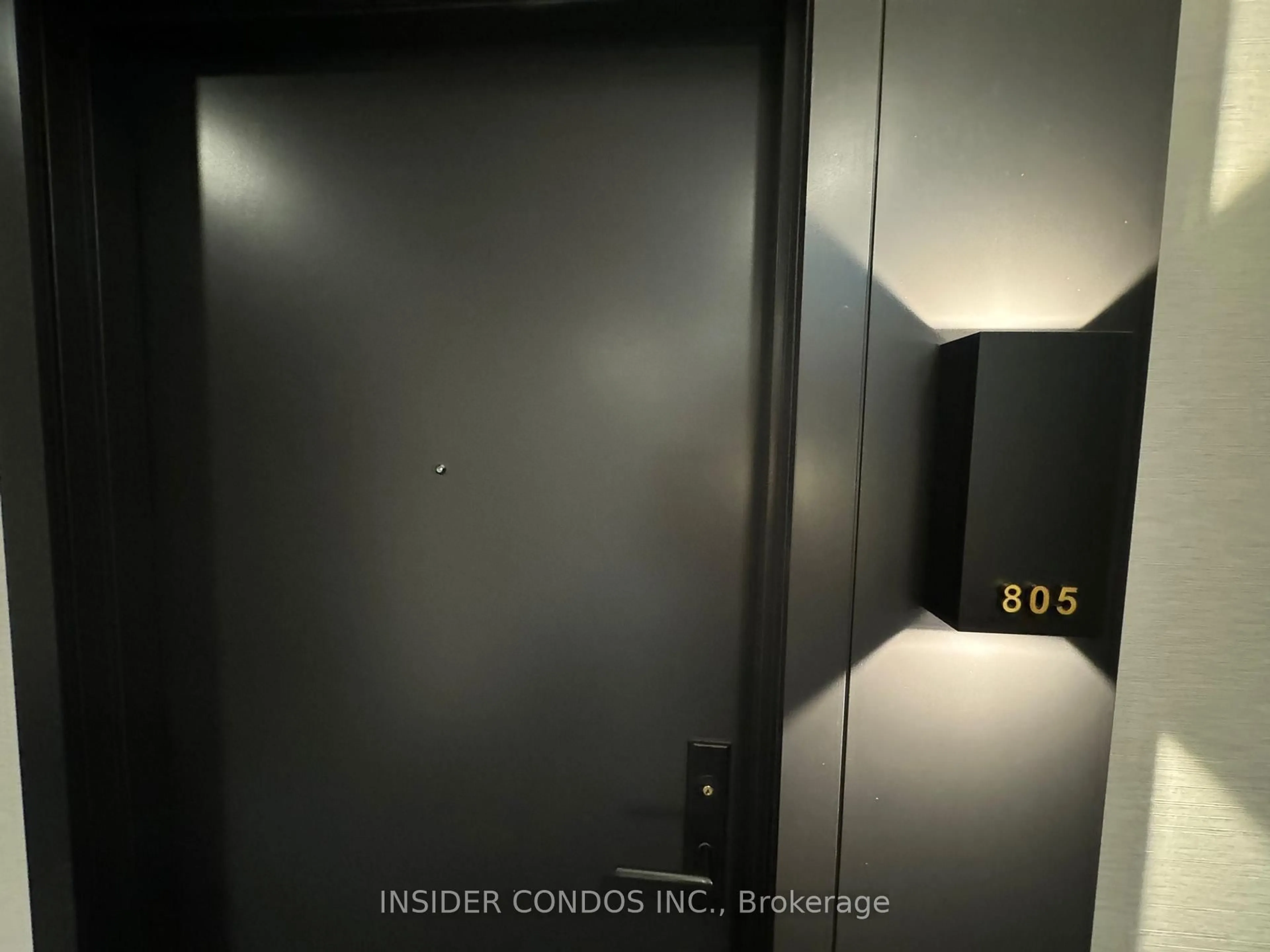 Indoor foyer for 500 Dupont St #805, Toronto Ontario M6G 1Y7