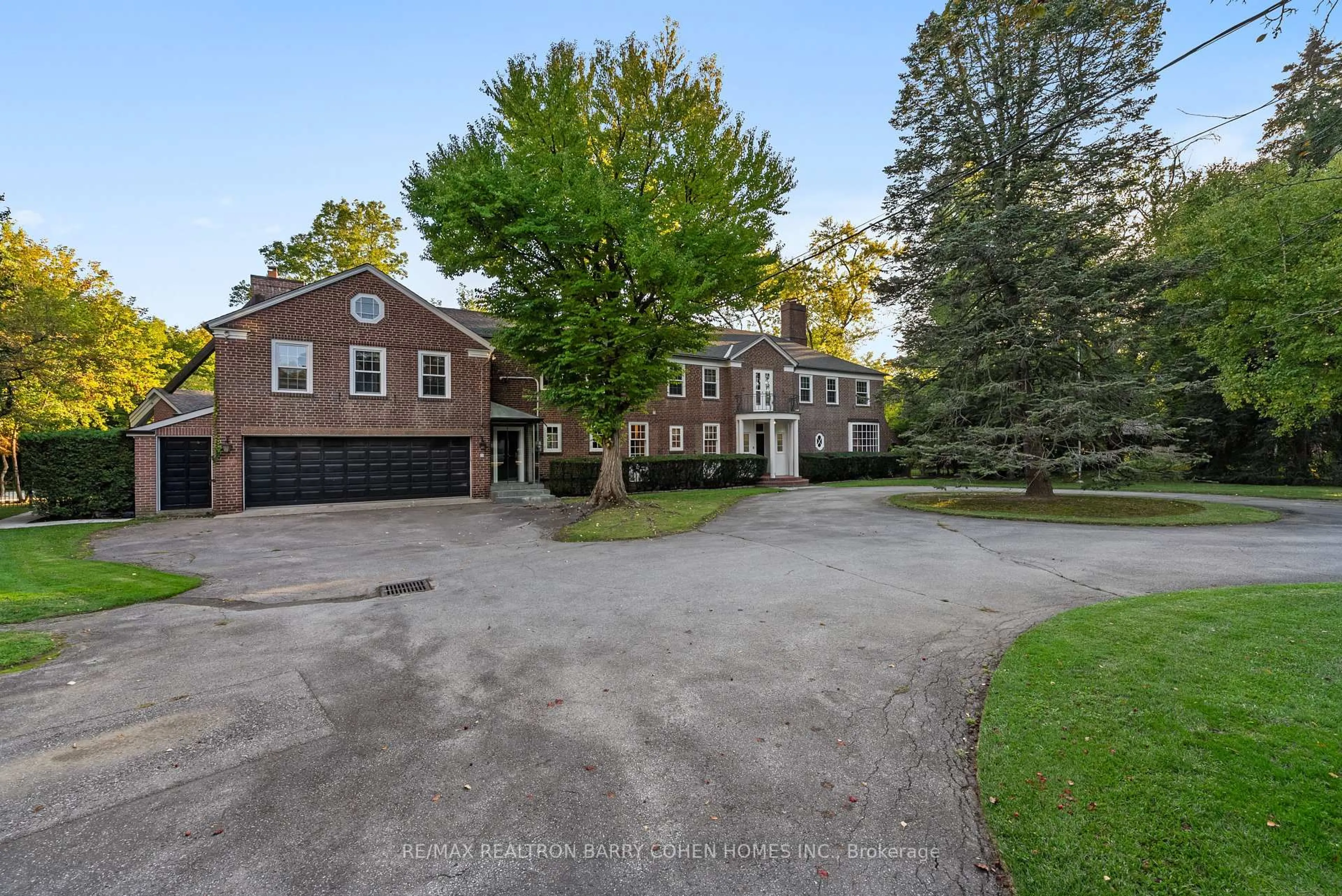 A pic from outside/outdoor area/front of a property/back of a property/a pic from drone, street for 7 Alderbrook Dr, Toronto Ontario M3B 1E3