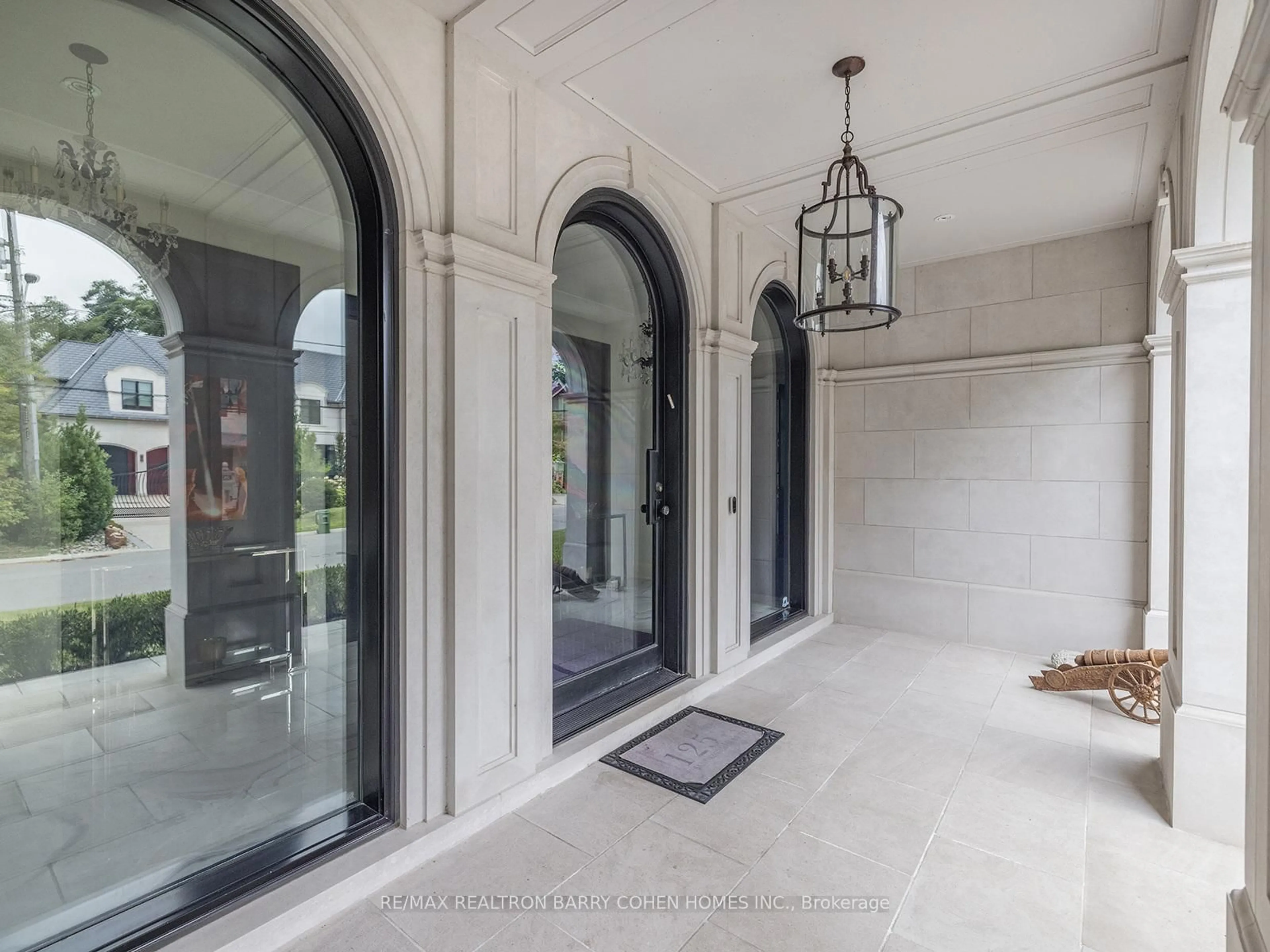 Indoor foyer for 125 Sandringham Dr, Toronto Ontario M3H 1E2