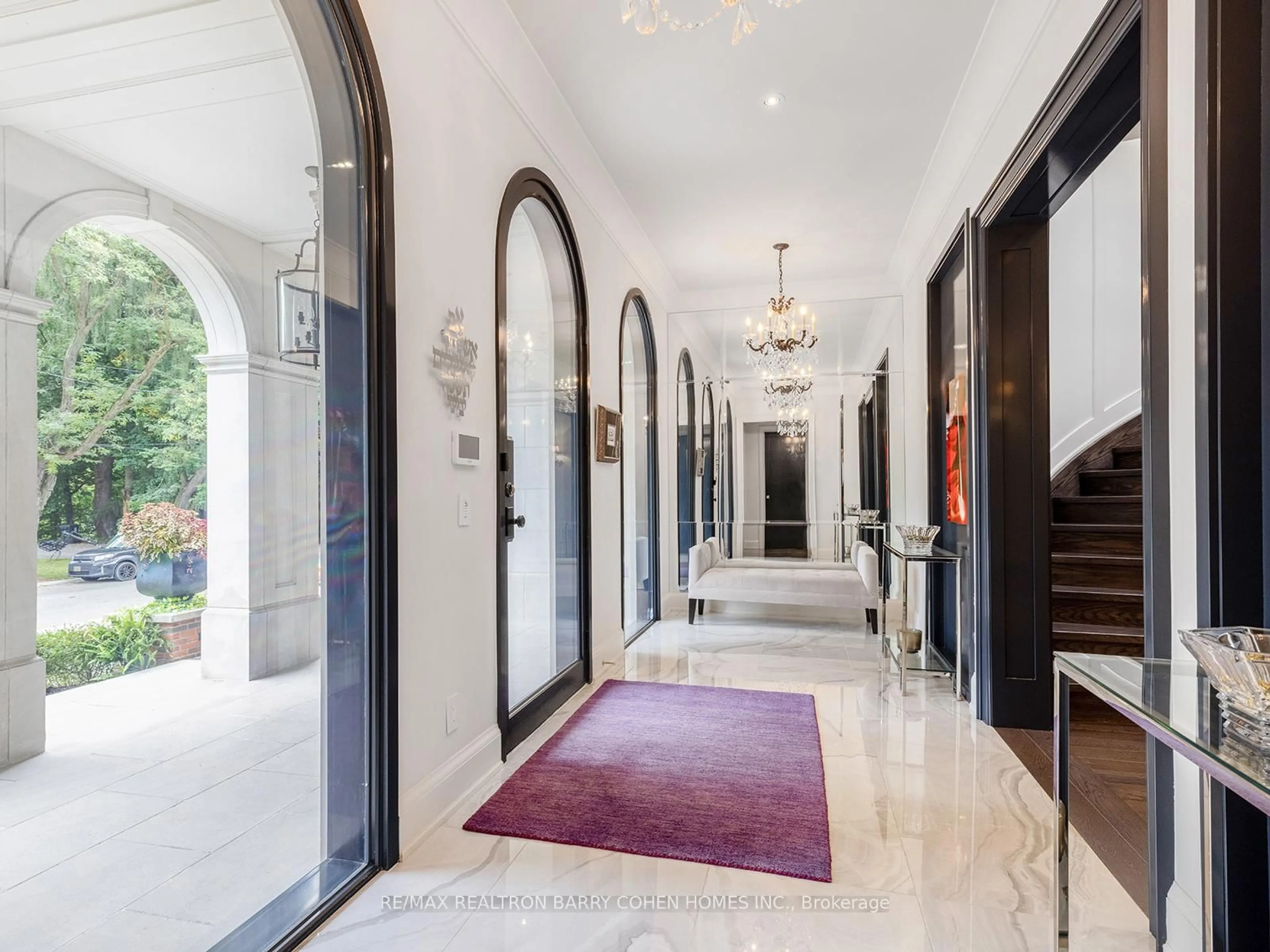 Indoor foyer for 125 Sandringham Dr, Toronto Ontario M3H 1E2