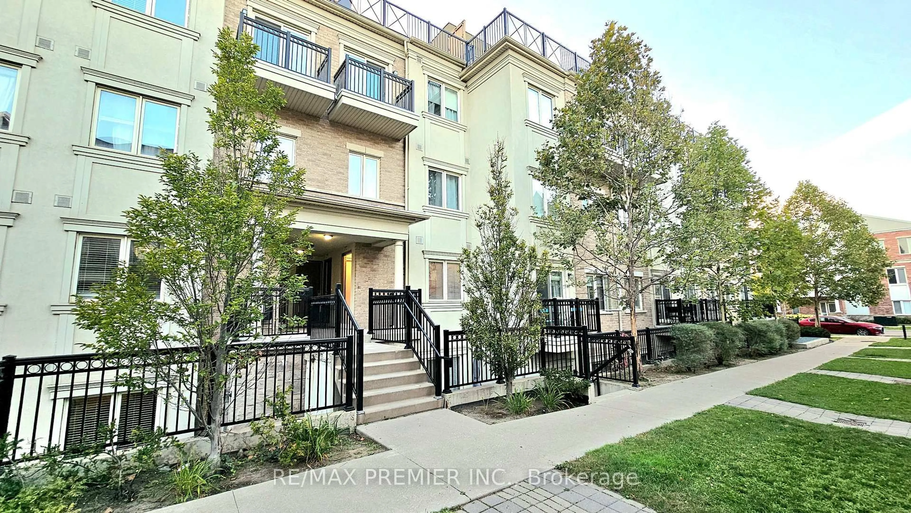 Patio, street for 19 Coneflower Cres #272, Toronto Ontario M2R 0A5