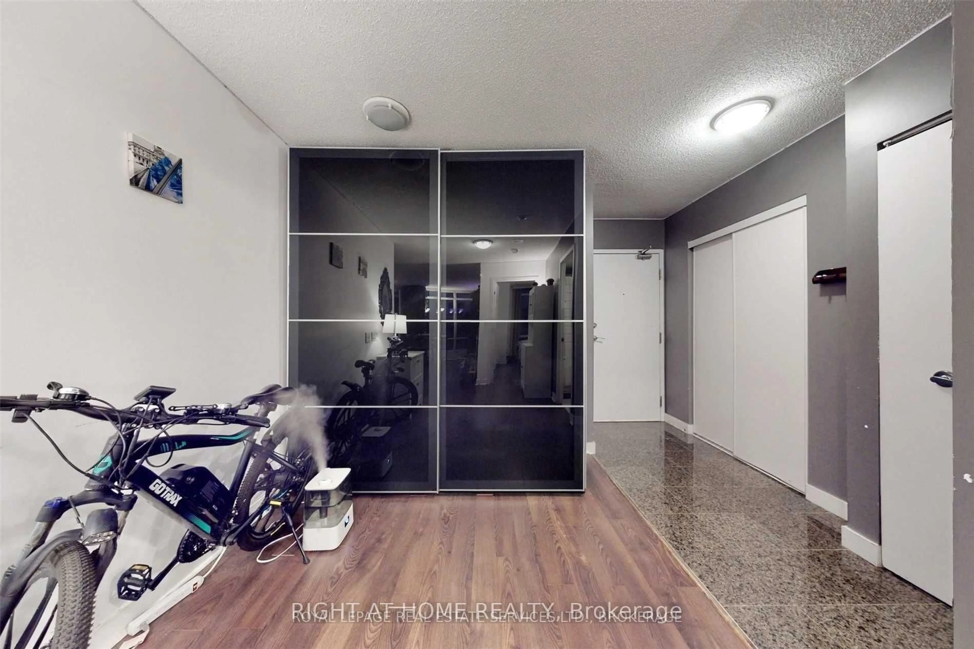 Indoor entryway for 361 Front St #1810, Toronto Ontario M5V 3R5