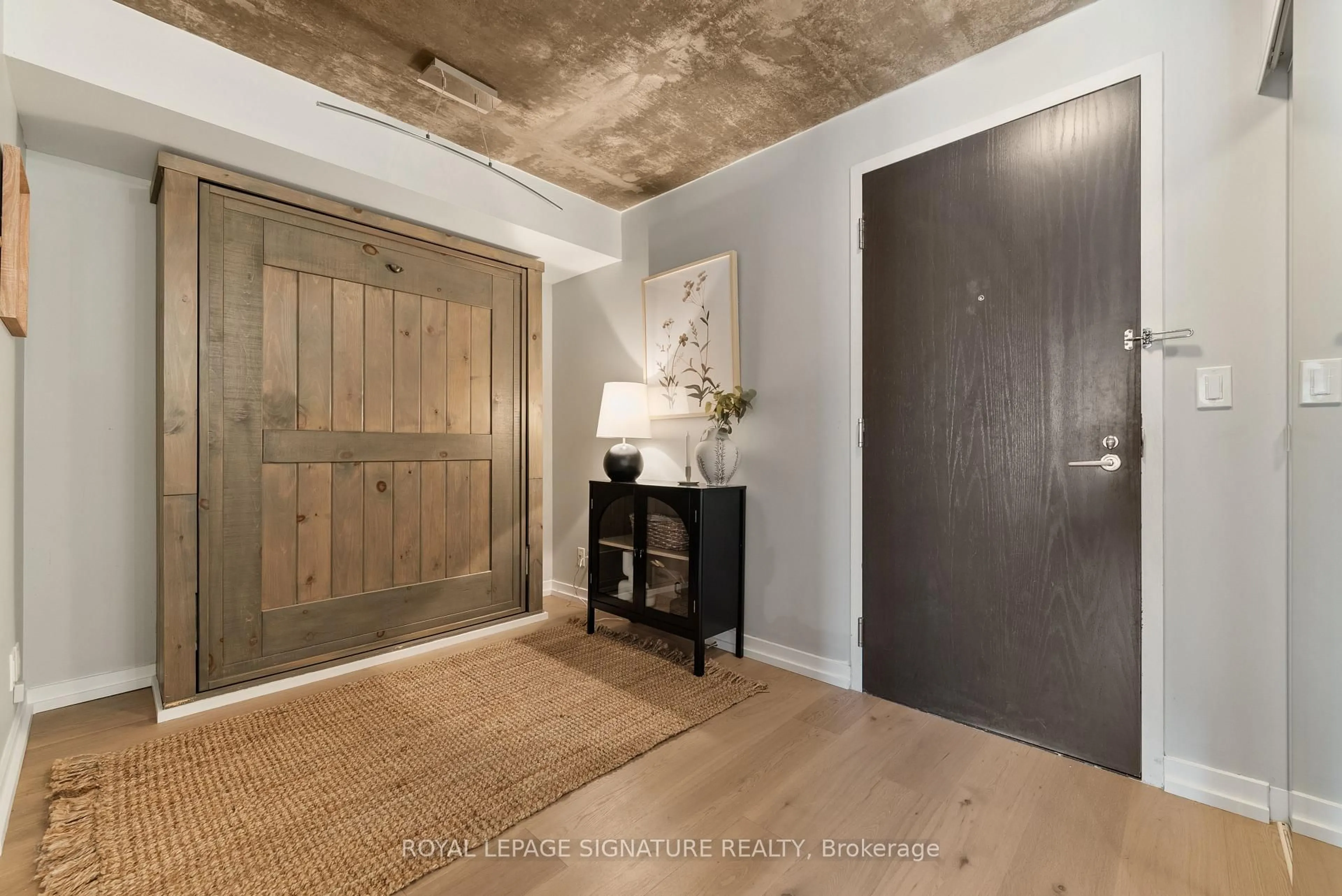 Indoor entryway for 1005 King St #610, Toronto Ontario M6K 3M8