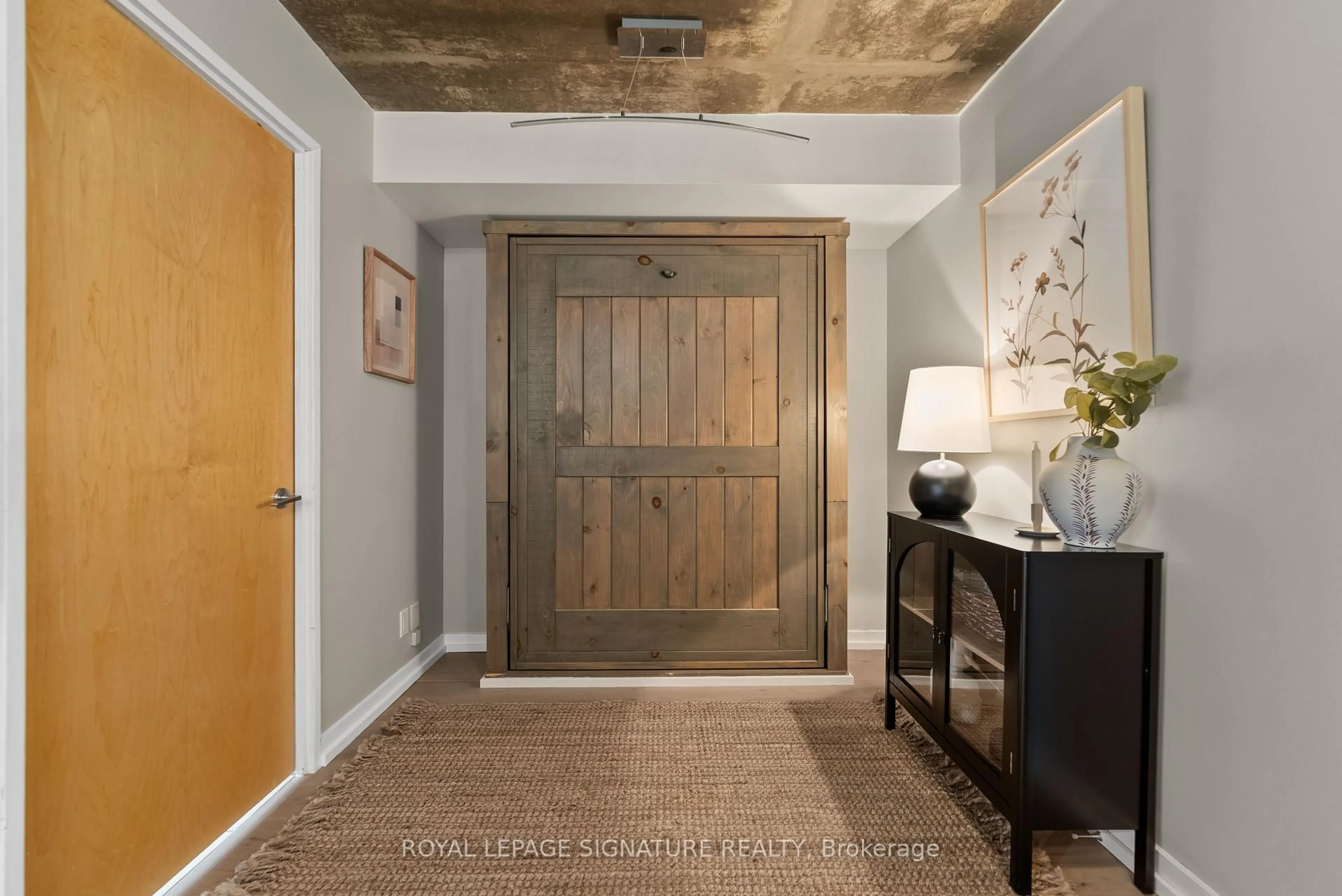 Indoor entryway for 1005 King St #610, Toronto Ontario M6K 3M8