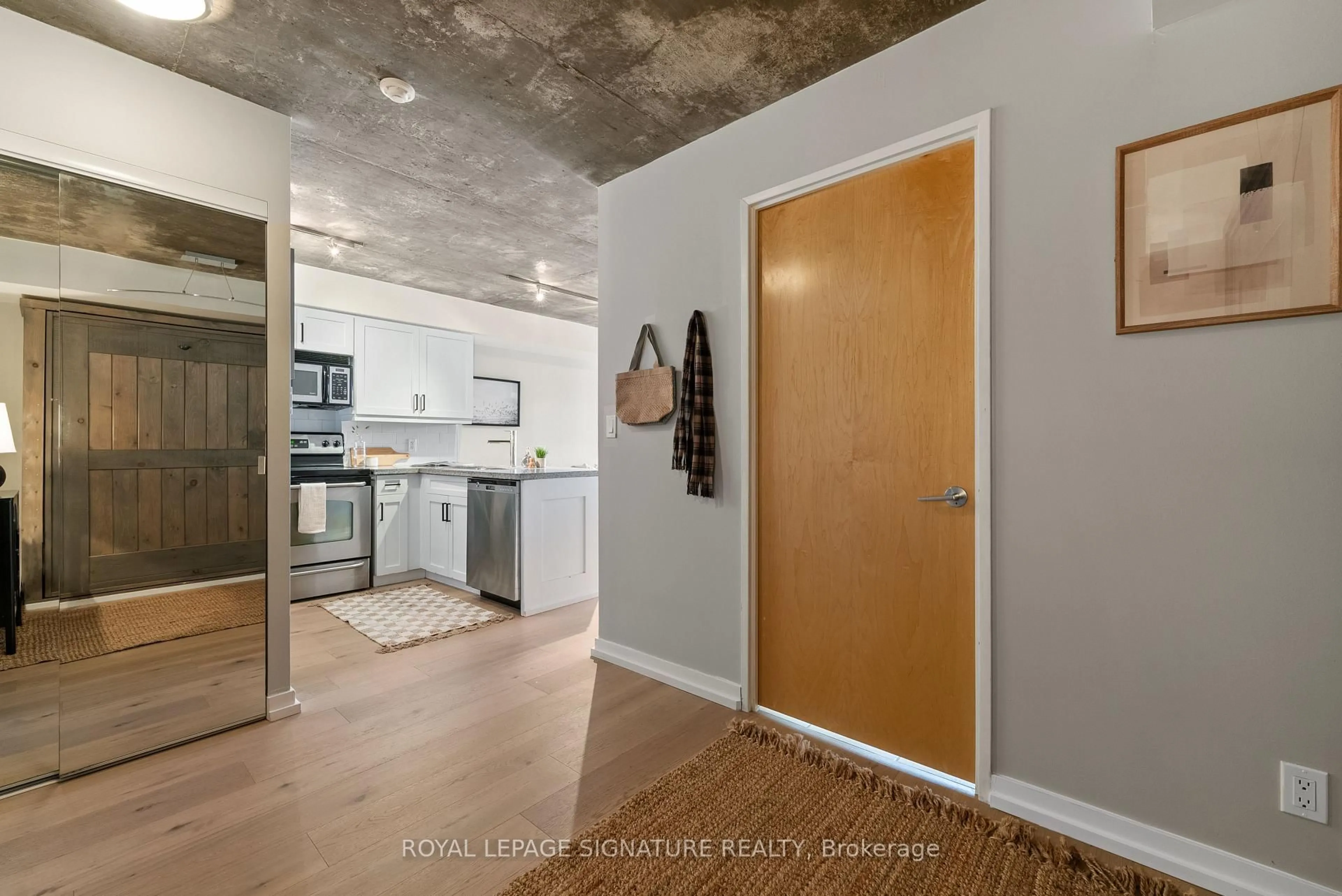 Indoor entryway for 1005 King St #610, Toronto Ontario M6K 3M8