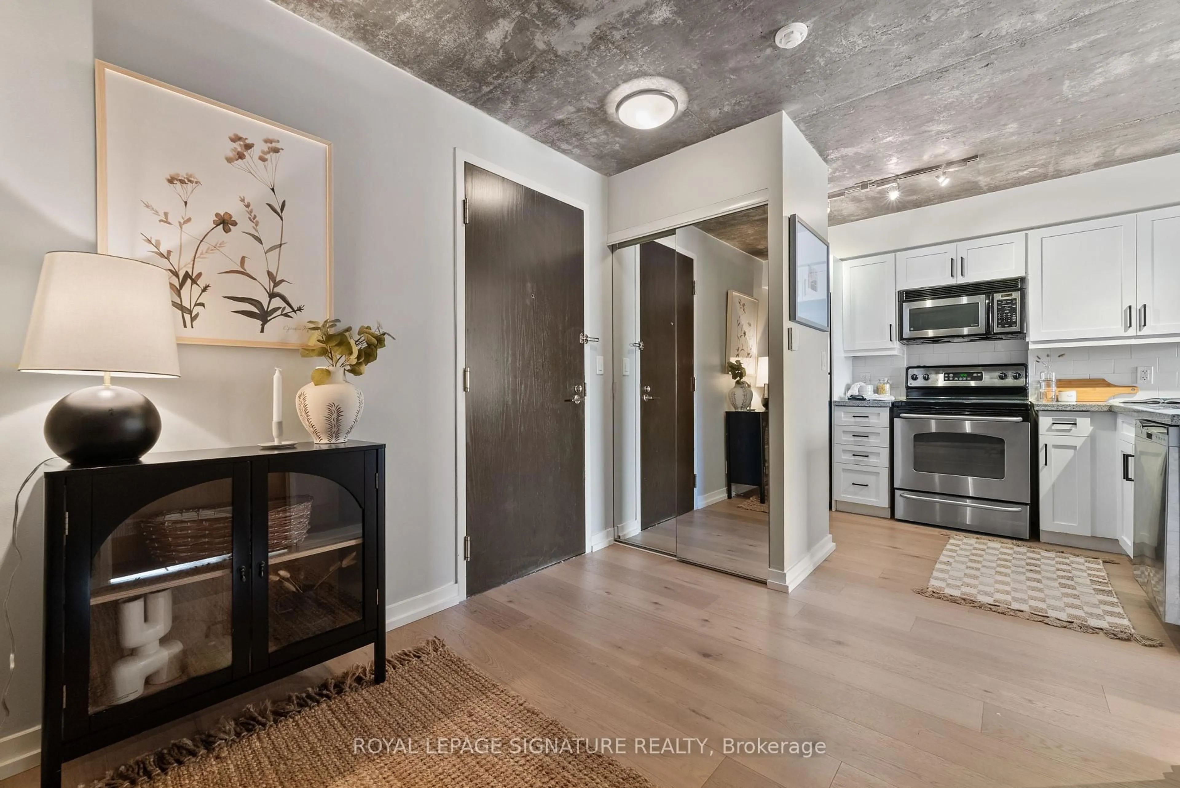Indoor entryway for 1005 King St #610, Toronto Ontario M6K 3M8