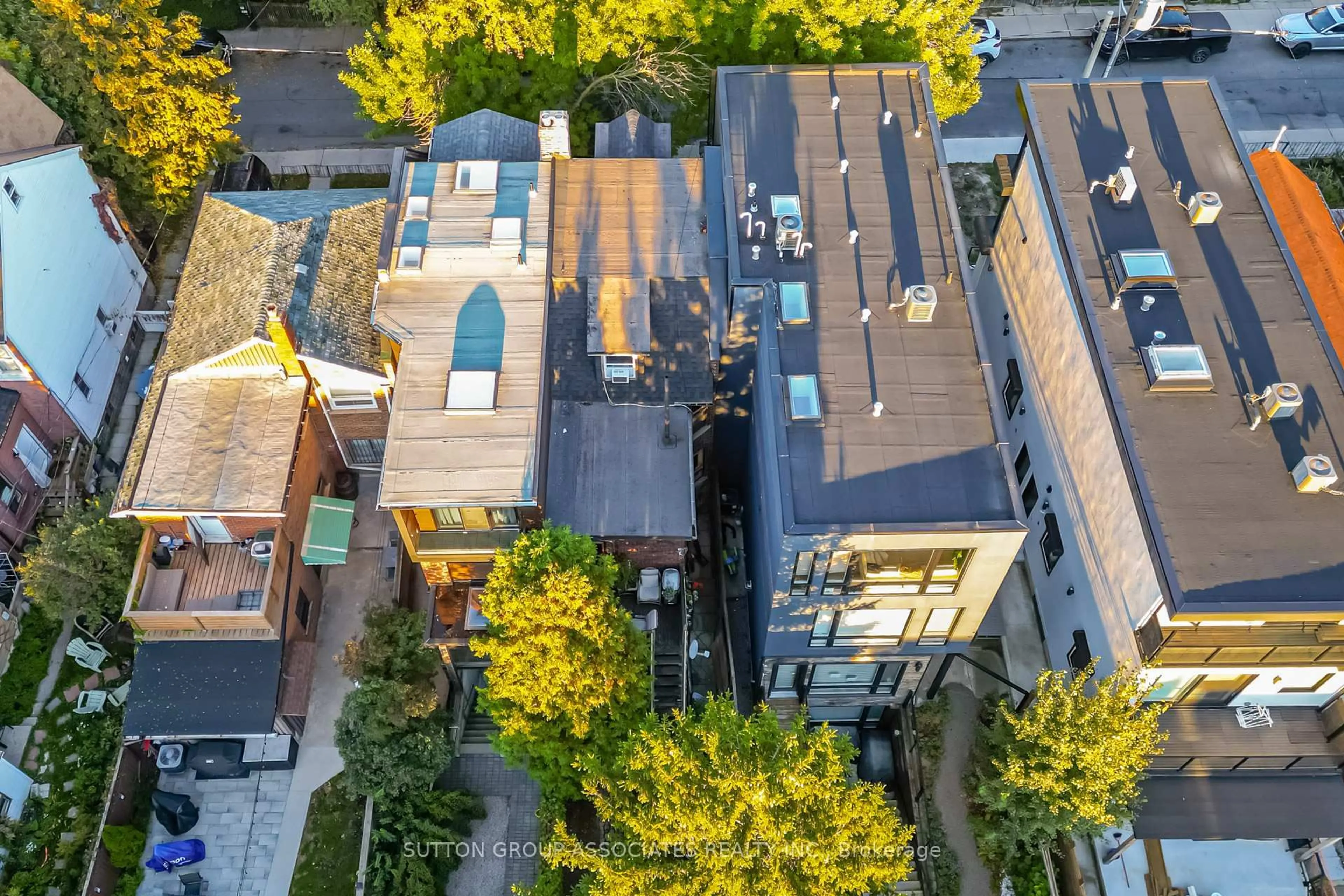 A pic from outside/outdoor area/front of a property/back of a property/a pic from drone, city buildings view from balcony for 224 Lippincott St, Toronto Ontario M5S 2P5