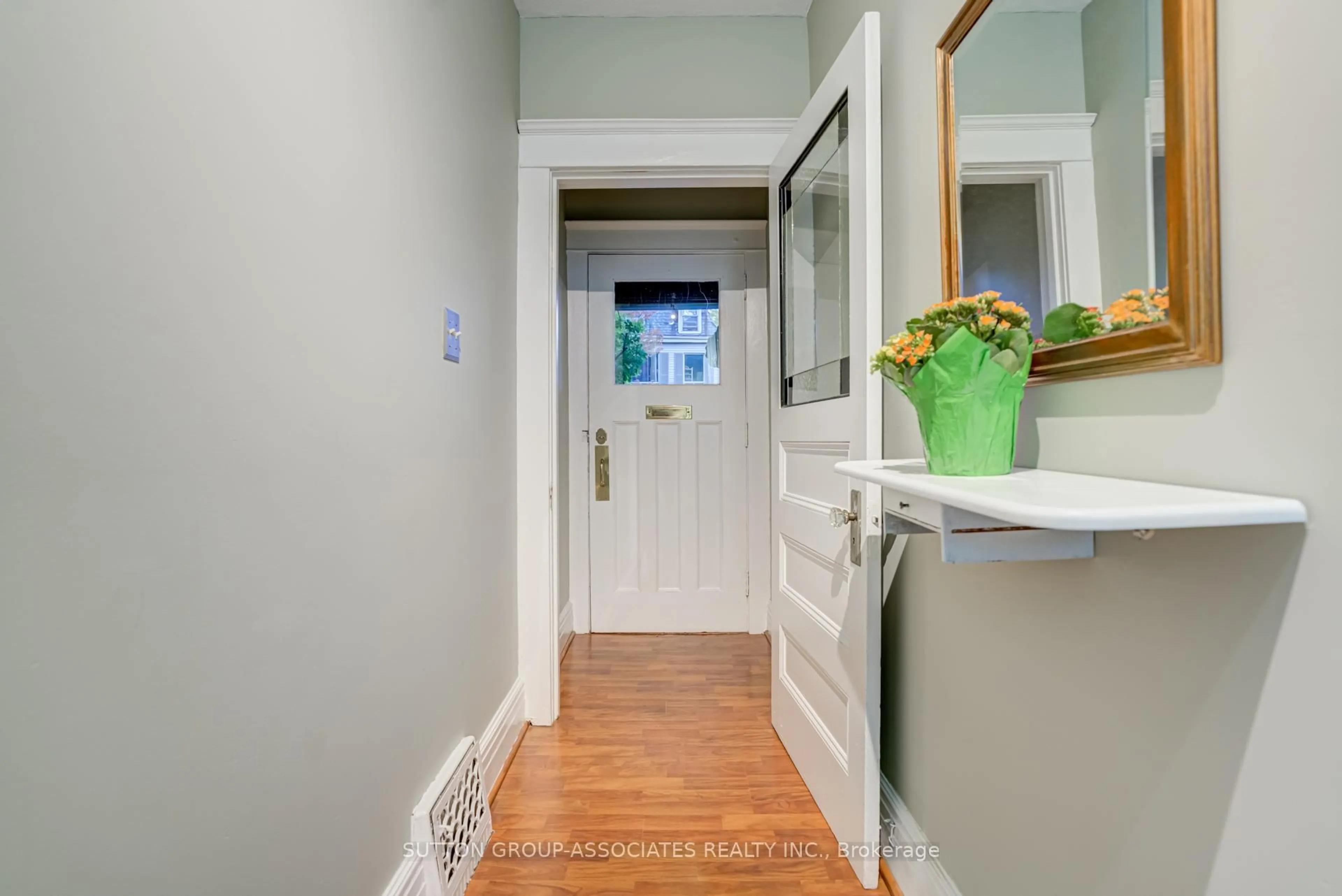 Indoor entryway for 224 Lippincott St, Toronto Ontario M5S 2P5