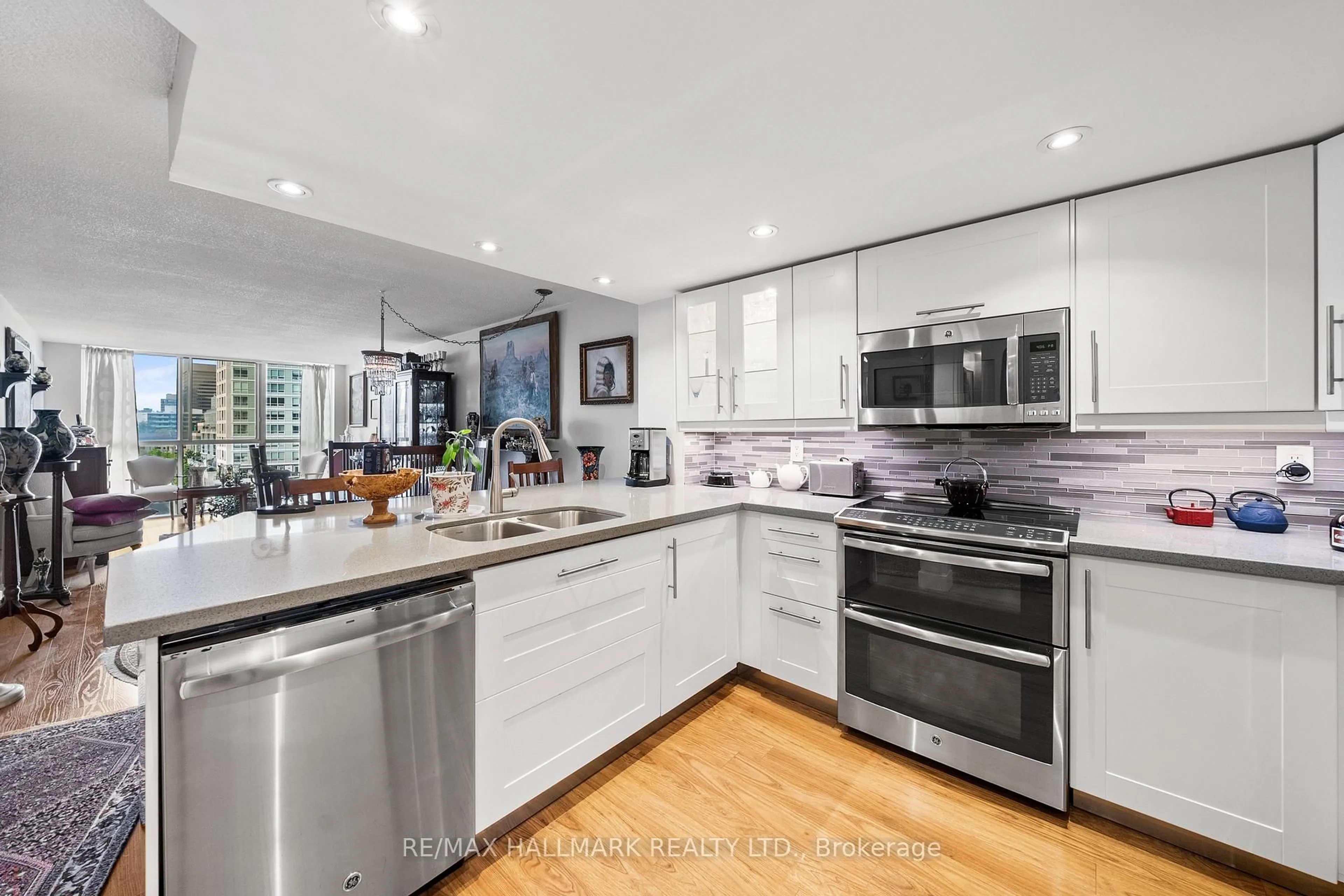 Contemporary kitchen, unknown for 15 Maitland Pl #906, Toronto Ontario M4Y 2X3