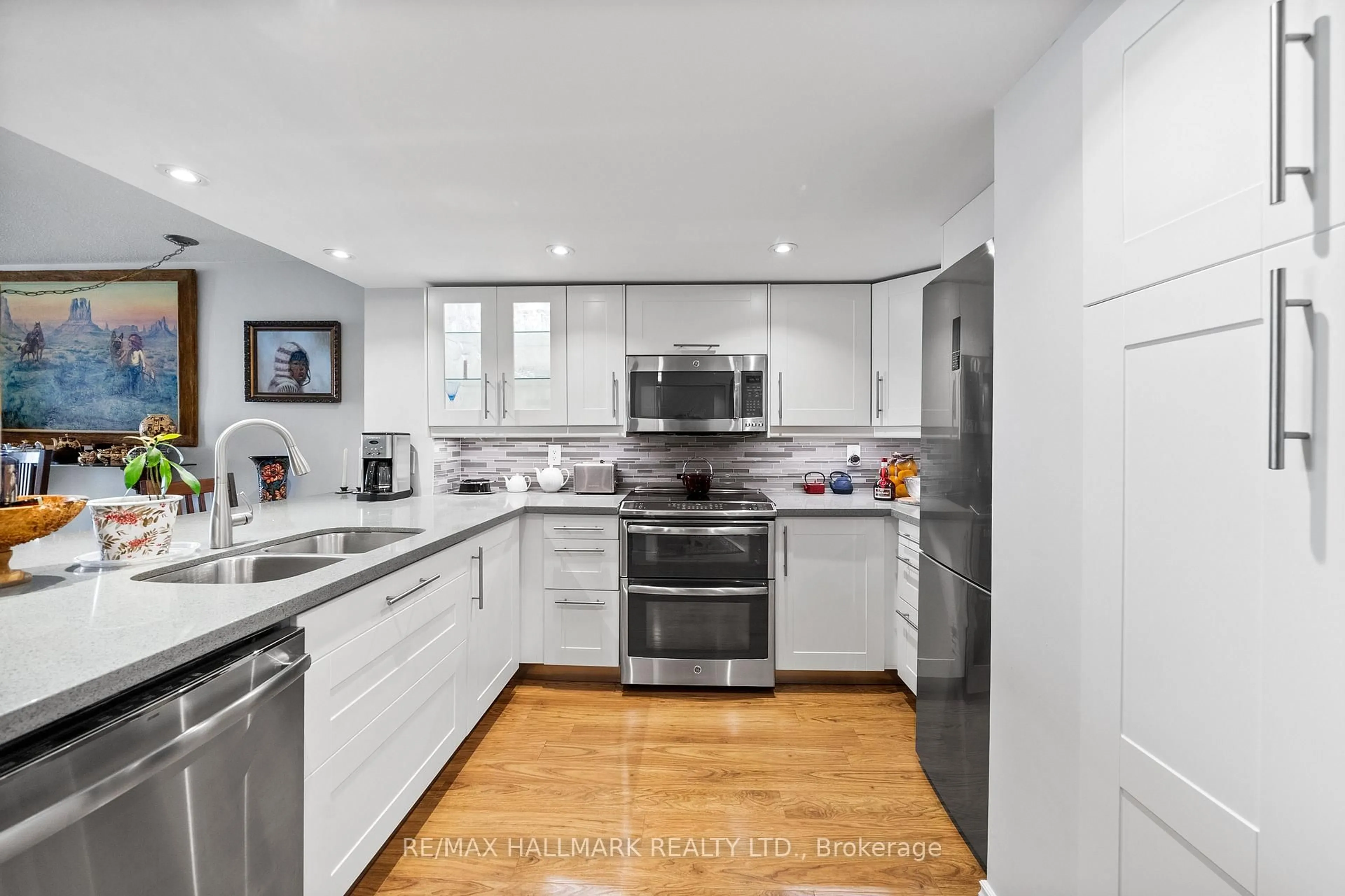 Unknown for 15 Maitland Pl #906, Toronto Ontario M4Y 2X3