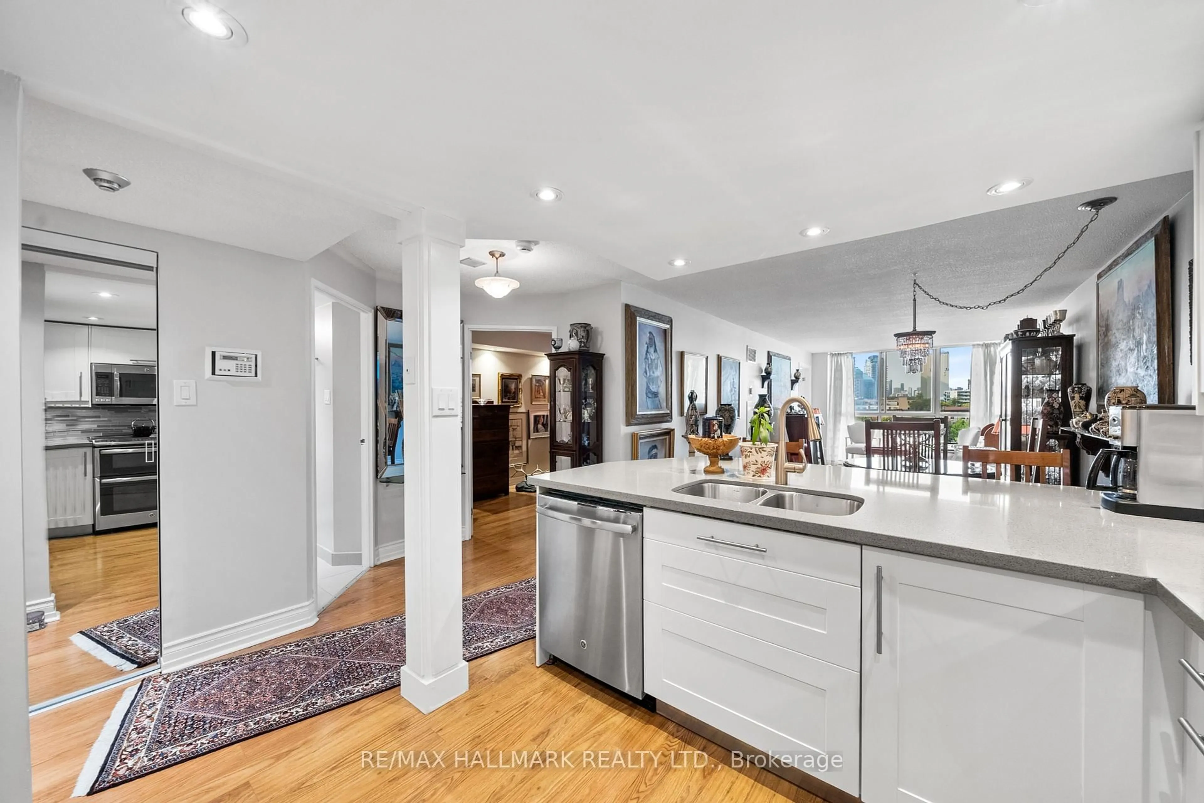 Open concept kitchen, ceramic/tile floor for 15 Maitland Pl #906, Toronto Ontario M4Y 2X3