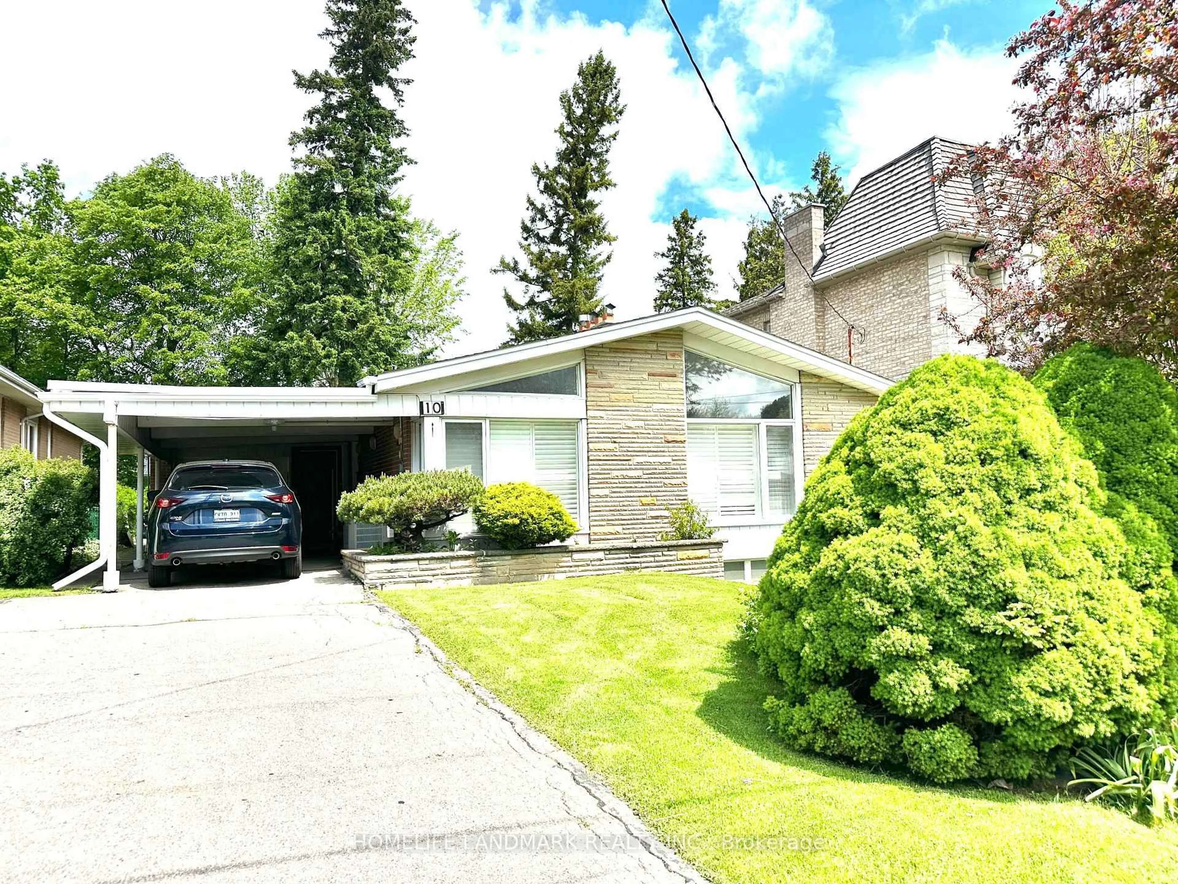A pic from outside/outdoor area/front of a property/back of a property/a pic from drone, street for 10 Blithfield Ave, Toronto Ontario M2K 1Y1