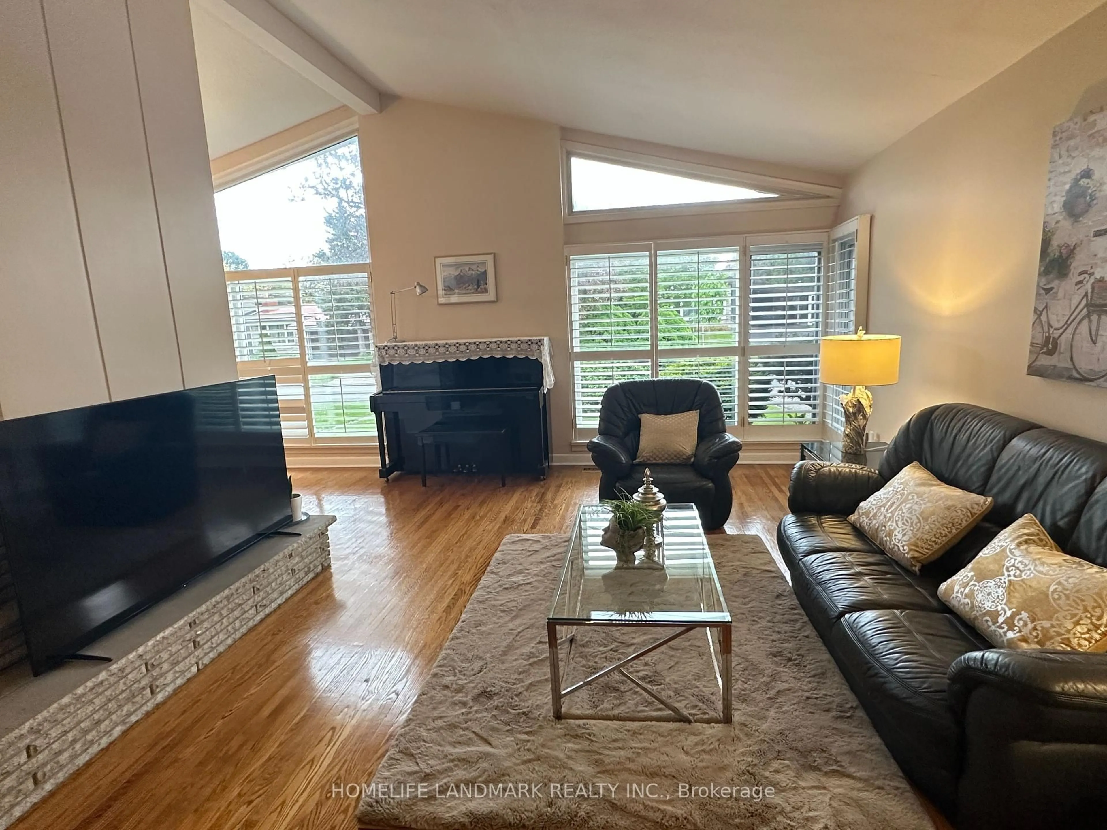 Living room with furniture, wood/laminate floor for 10 Blithfield Ave, Toronto Ontario M2K 1Y1