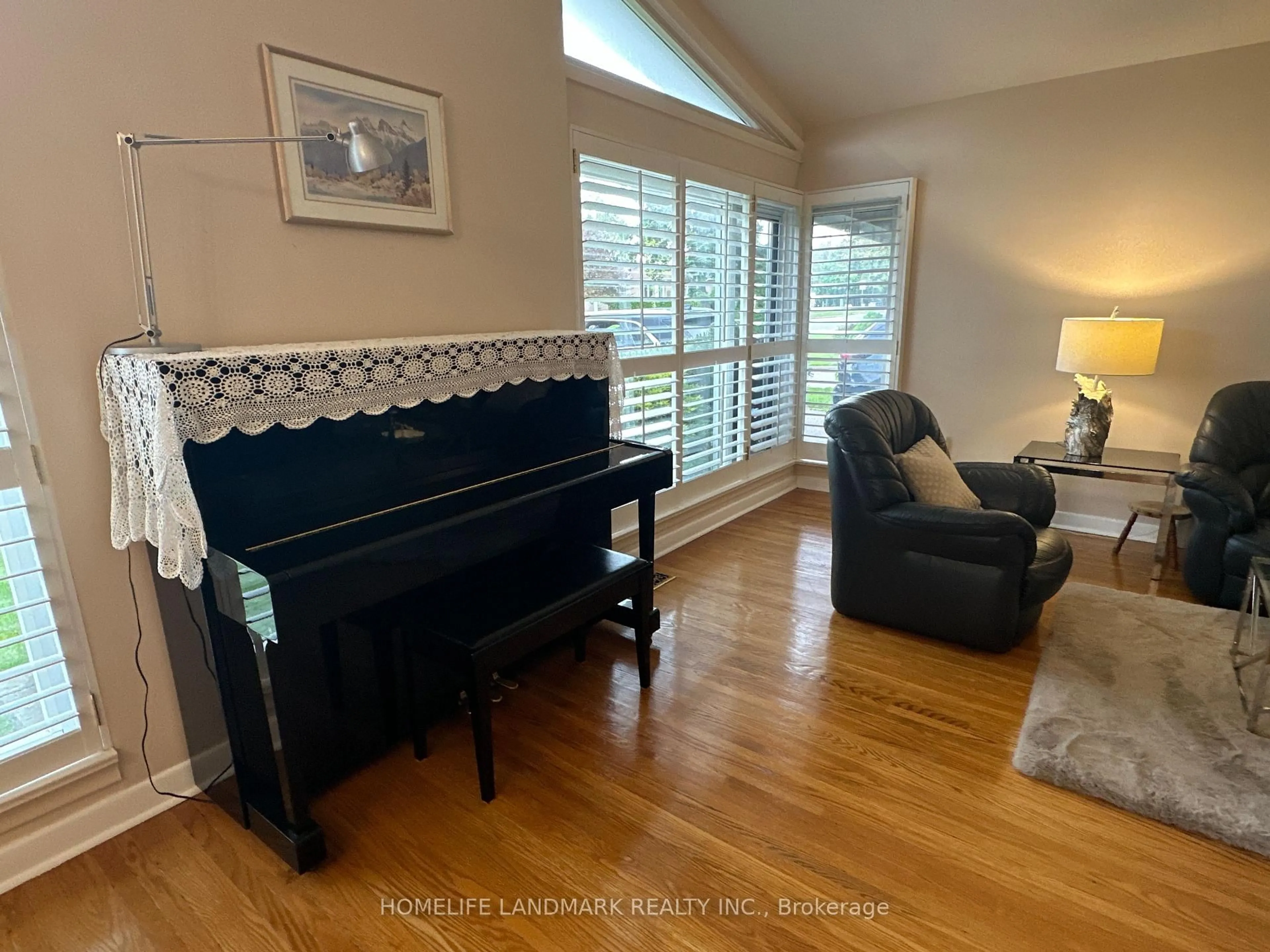 Living room with furniture, unknown for 10 Blithfield Ave, Toronto Ontario M2K 1Y1