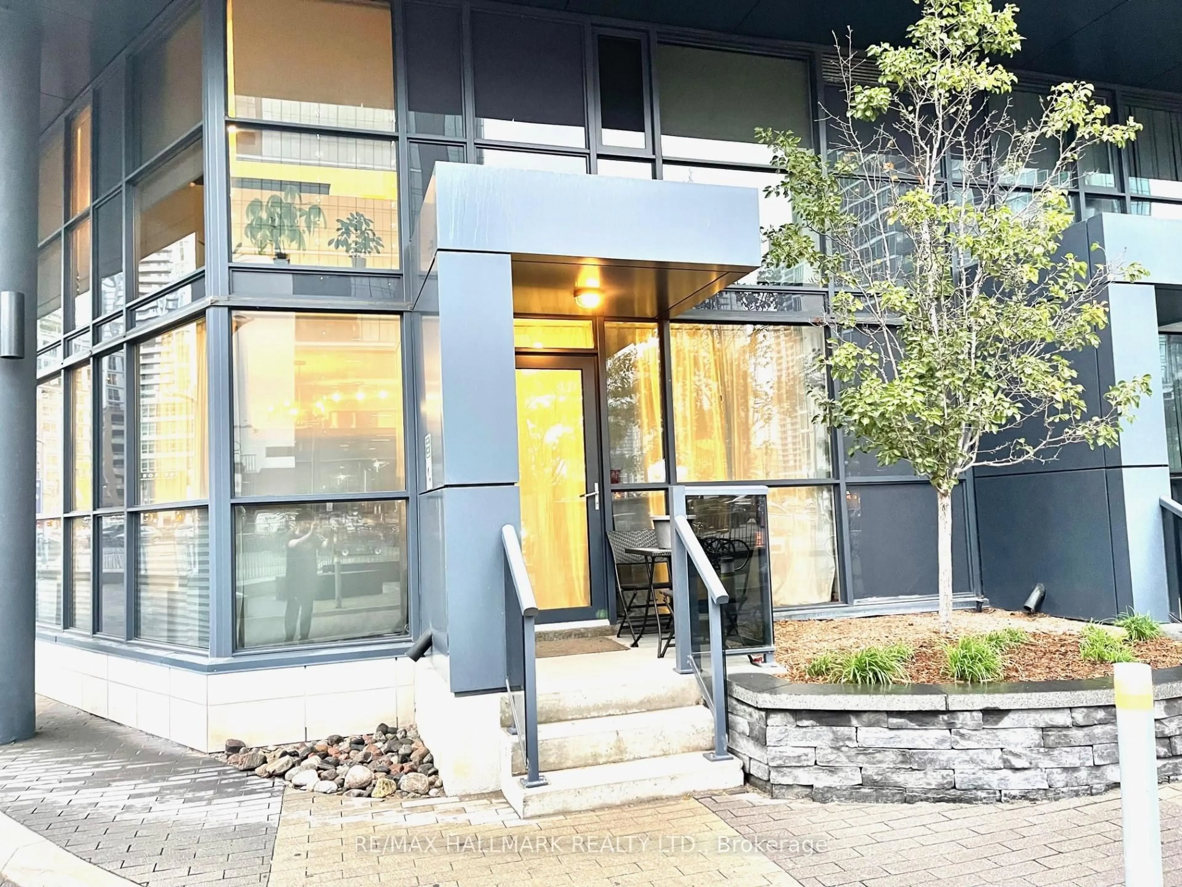 Indoor foyer for 352 Front St #103, Toronto Ontario M5V 0K3