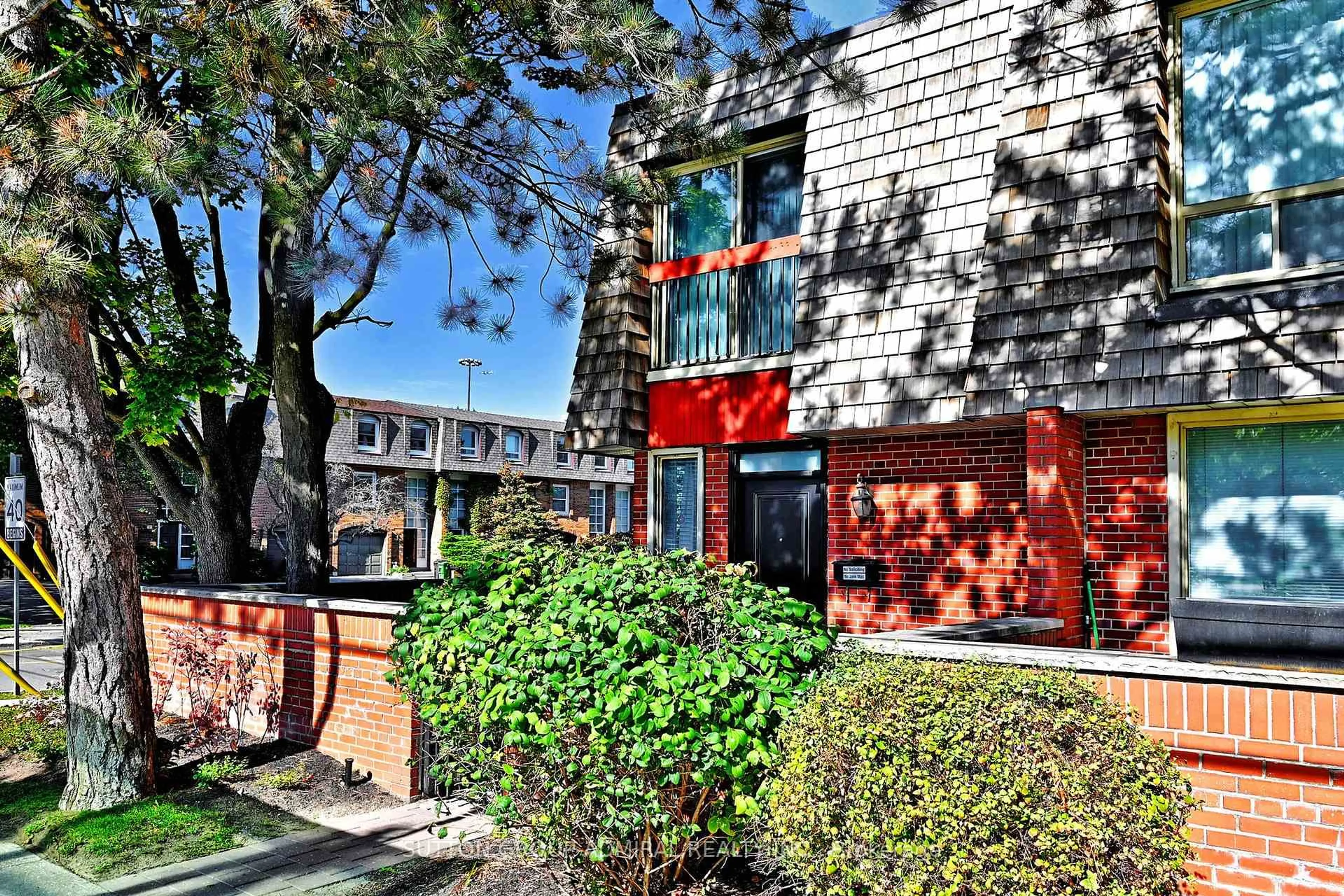 Patio, street for 69 Upper Canada Dr #1, Toronto Ontario M2P 2A3