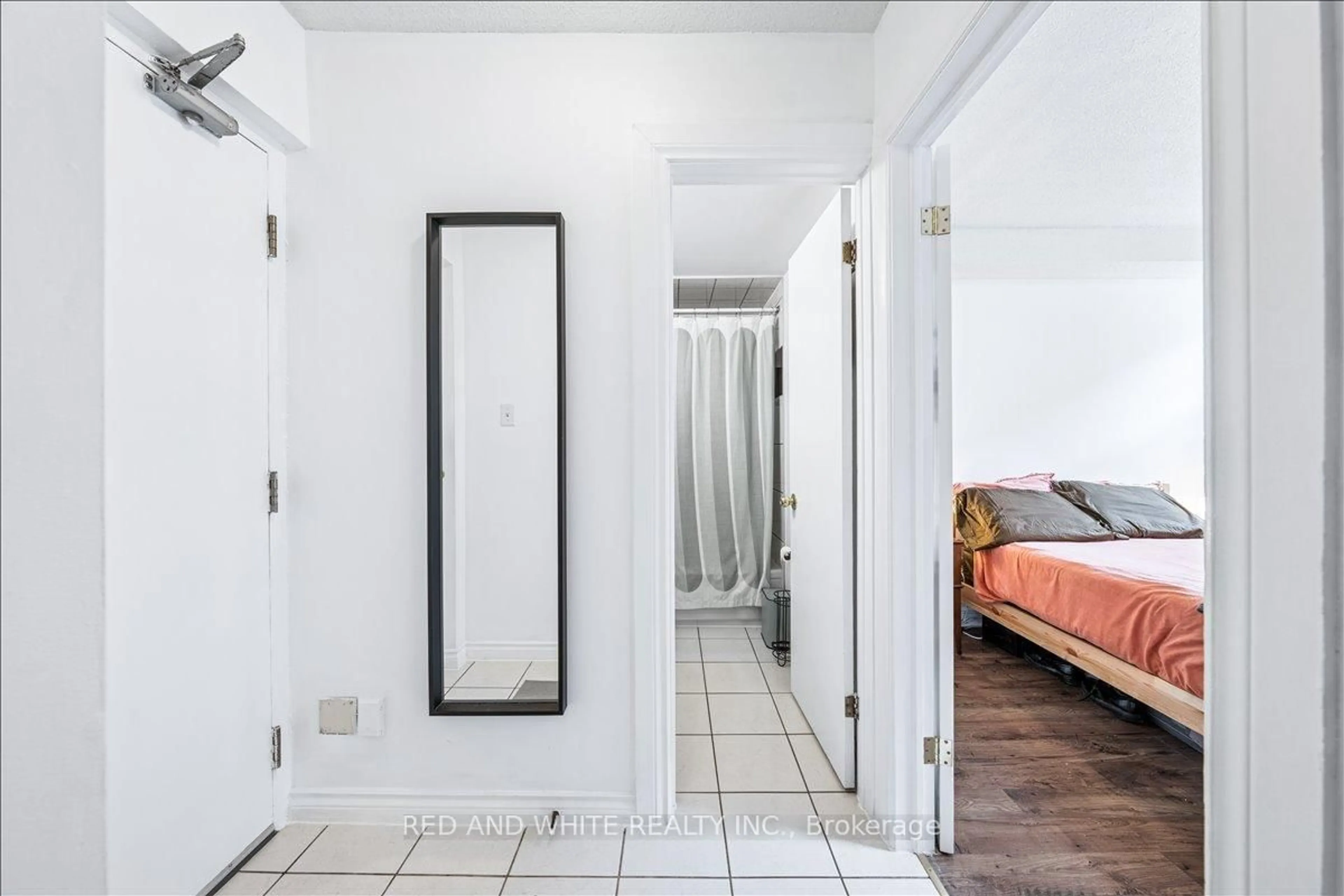 Indoor entryway for 114 Vaughan Rd #103, Toronto Ontario M6C 2M1