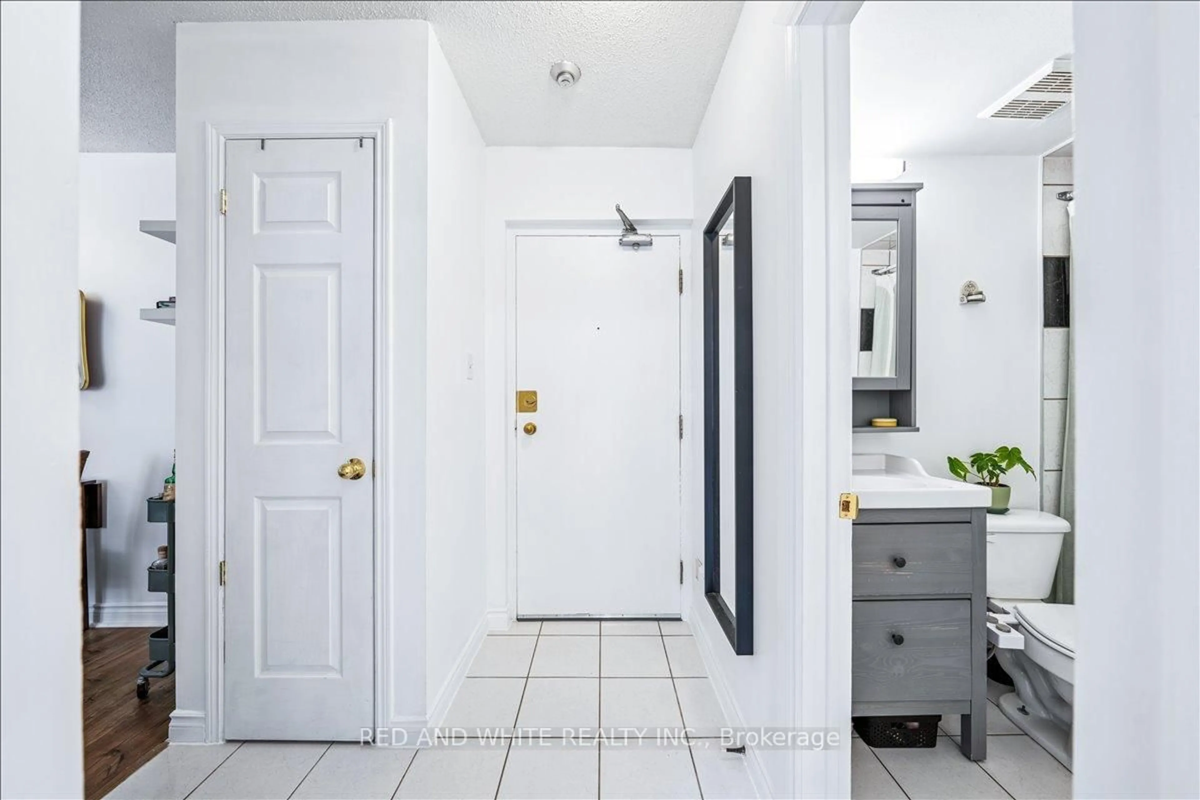 Indoor entryway for 114 Vaughan Rd #103, Toronto Ontario M6C 2M1