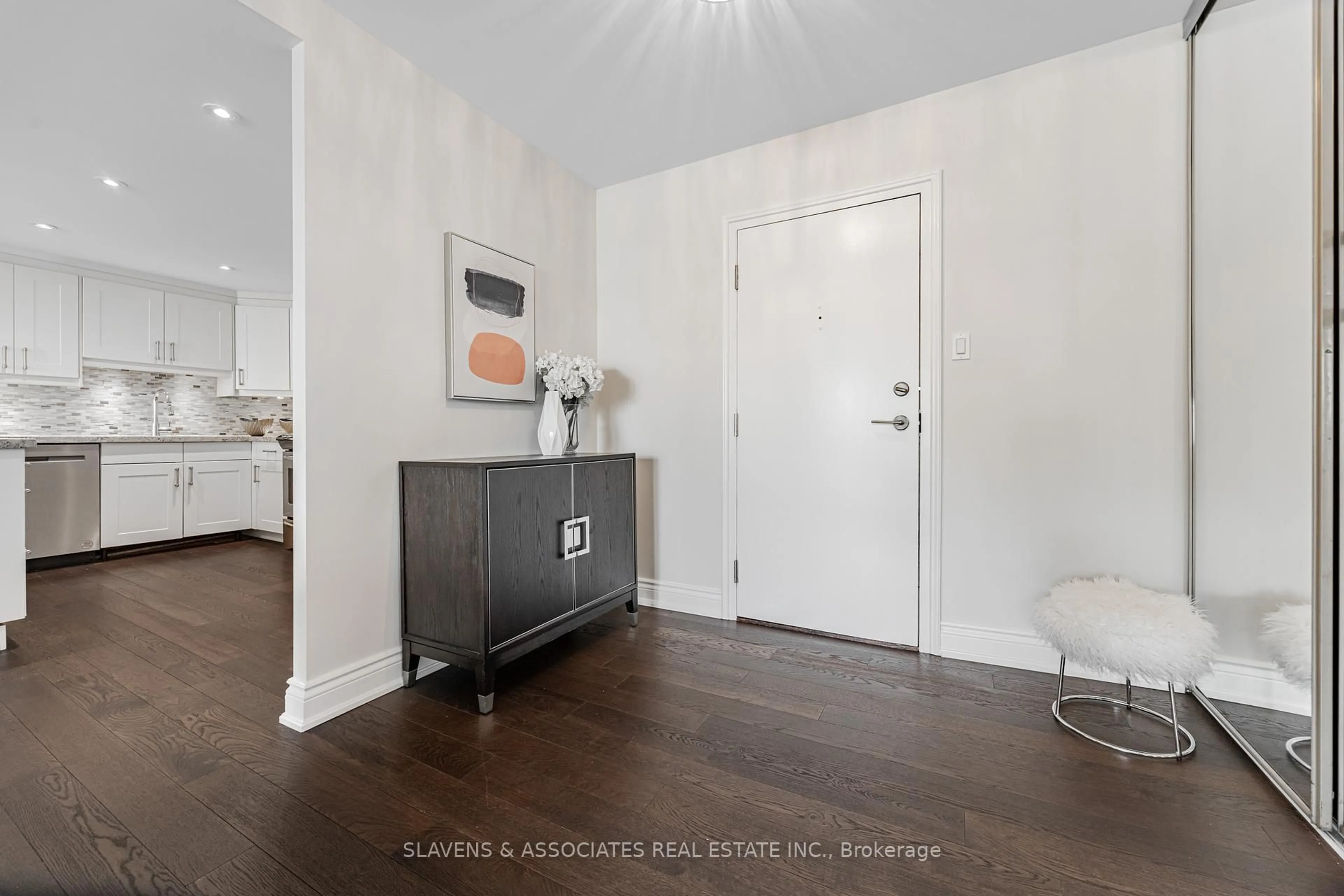 Indoor entryway for 18 Lower Village Gate #108, Toronto Ontario M5P 3M1