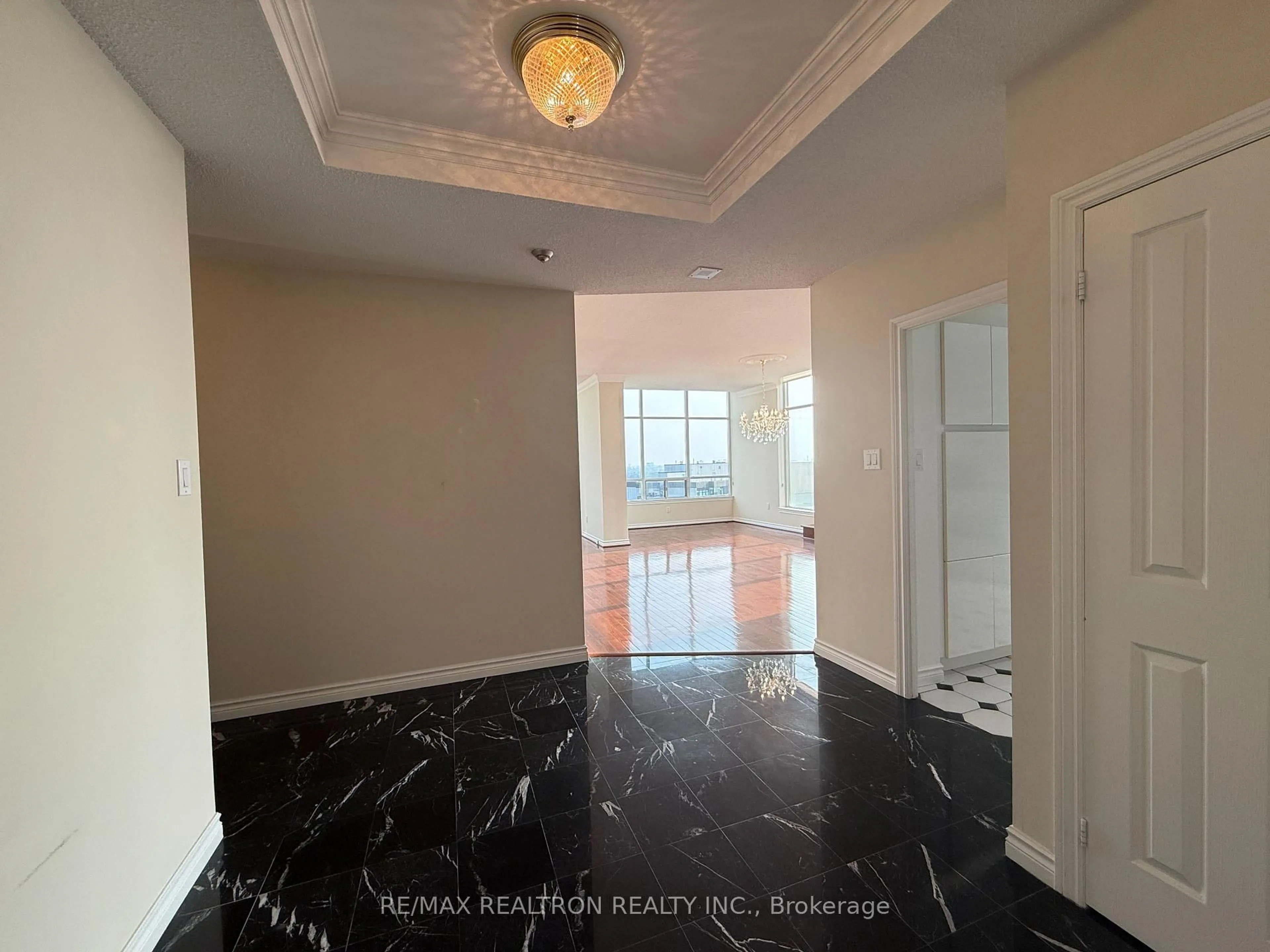 Indoor foyer for 1131 Steeles Ave #PH104, Toronto Ontario M2R 3W8