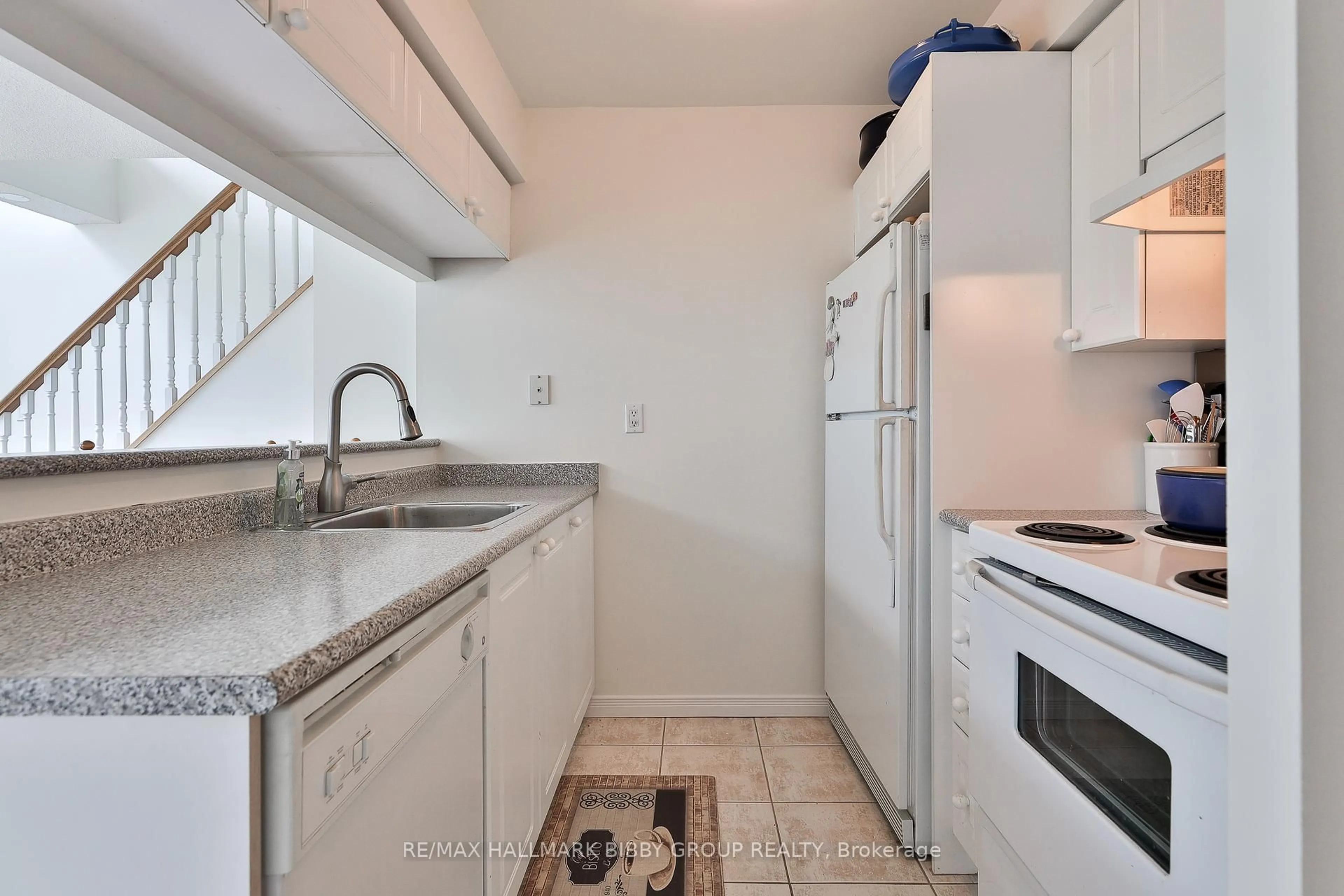 Standard kitchen, unknown for 109 Front St #528, Toronto Ontario M5A 4P7