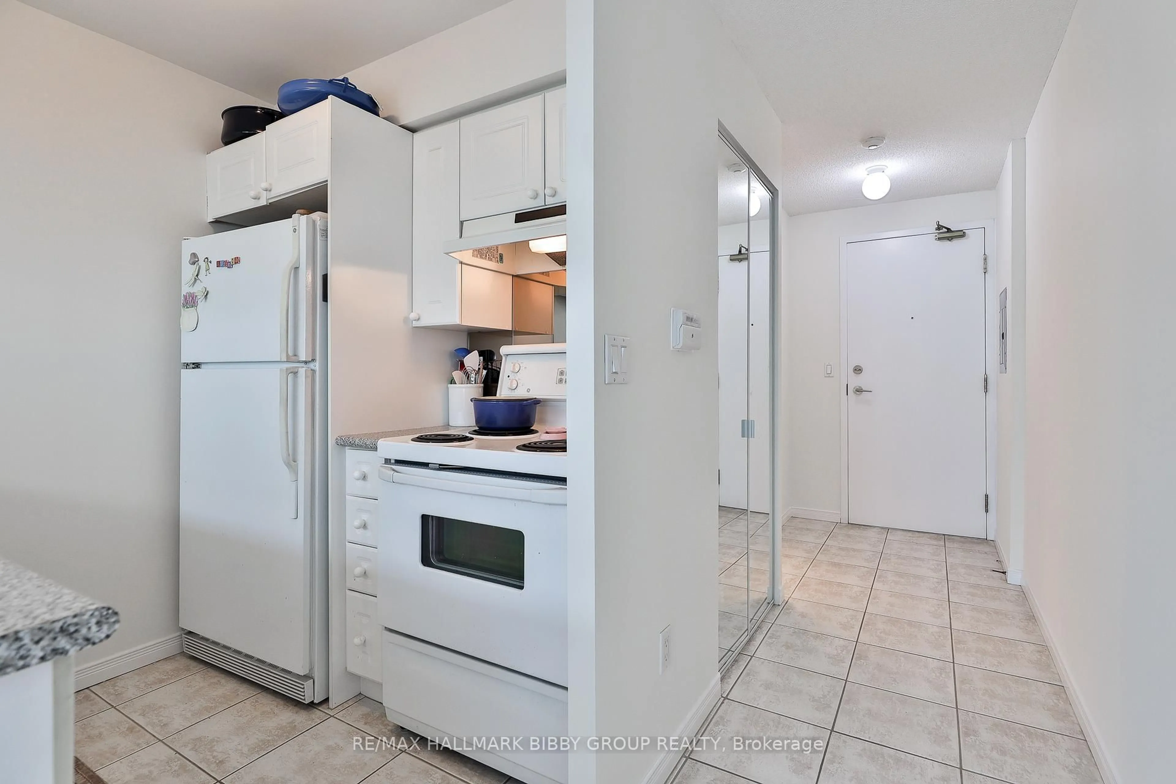 Standard kitchen, unknown for 109 Front St #528, Toronto Ontario M5A 4P7