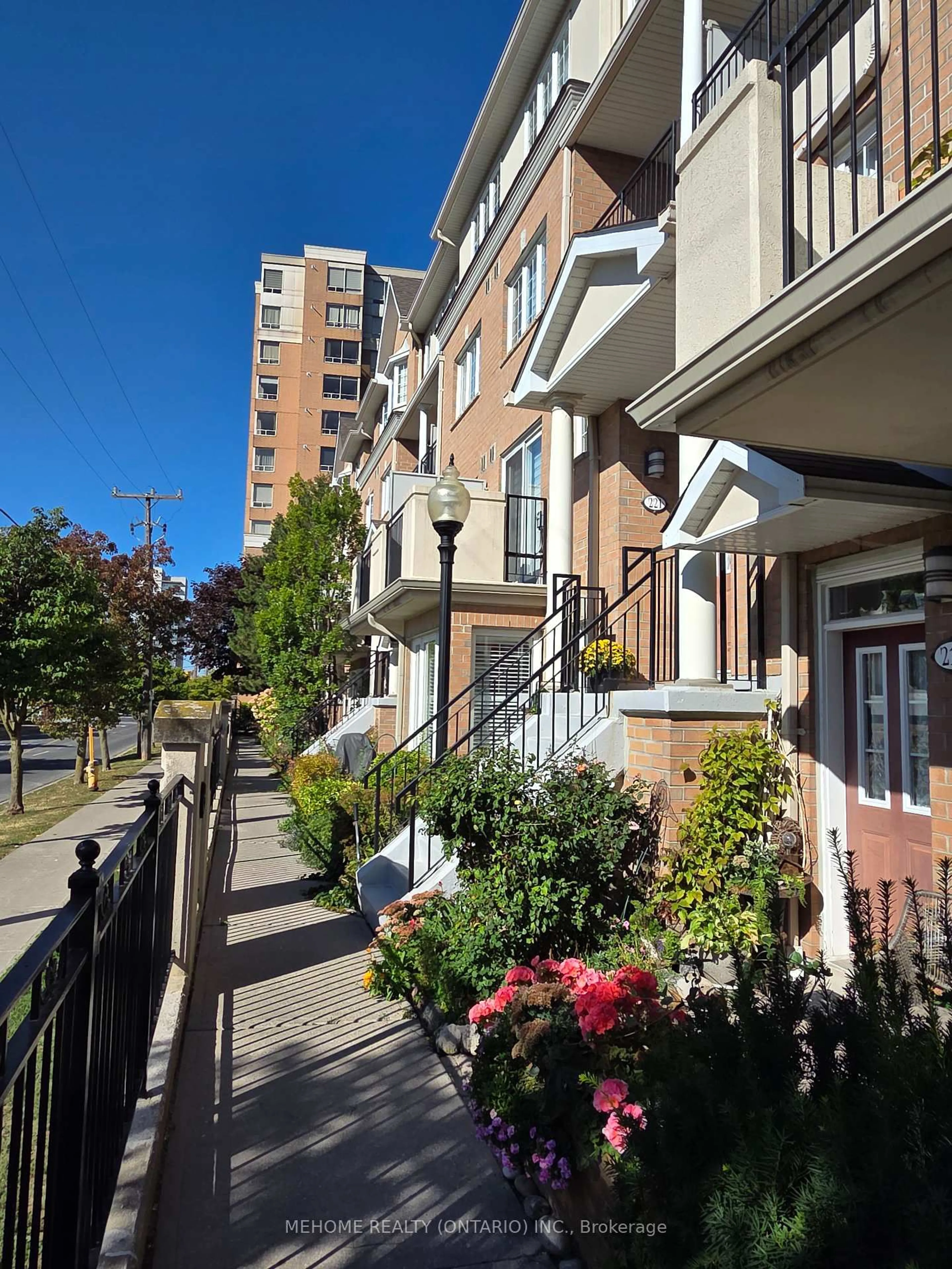 Patio, street for 221 Grandview Way, Toronto Ontario M2N 6V3