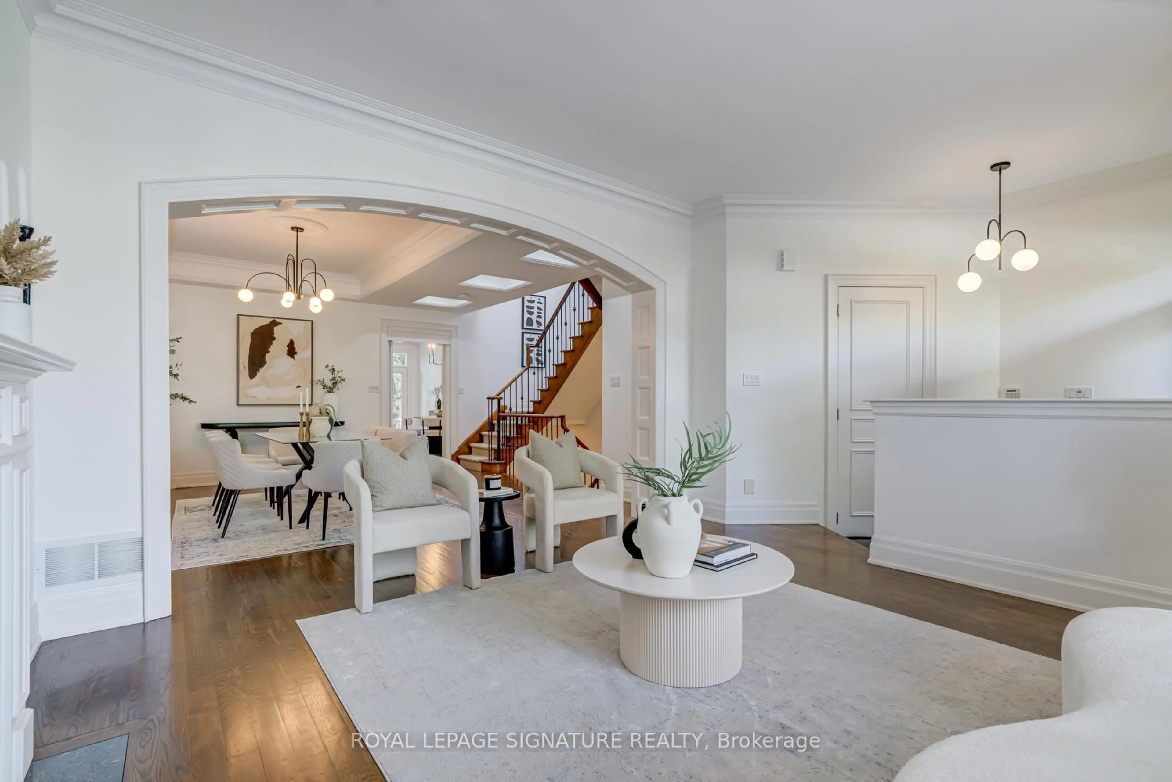 Indoor entryway for 125 Joicey Blvd, Toronto Ontario M5M 2T8