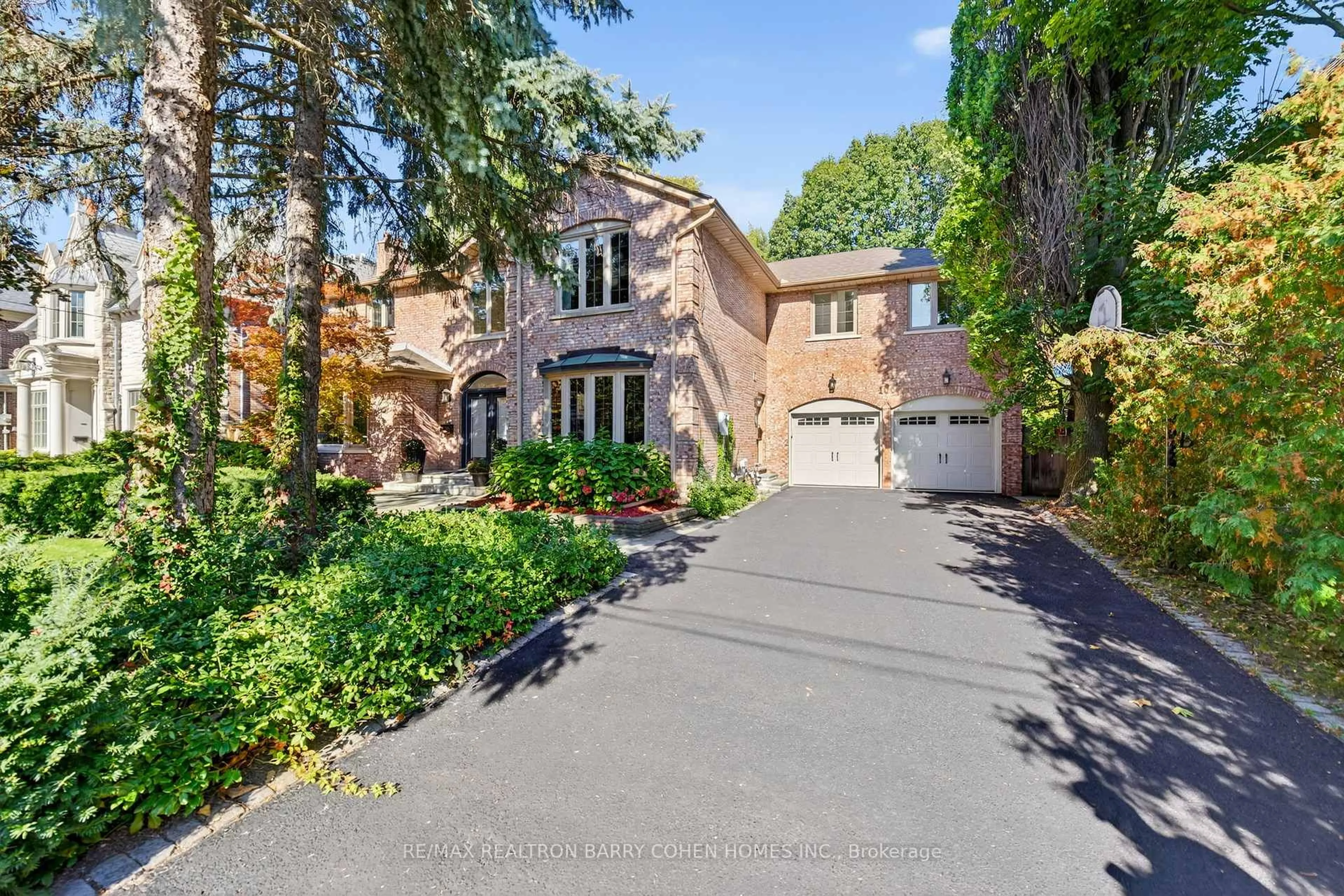 A pic from outside/outdoor area/front of a property/back of a property/a pic from drone, street for 106 Highland Cres, Toronto Ontario M2L 1H1