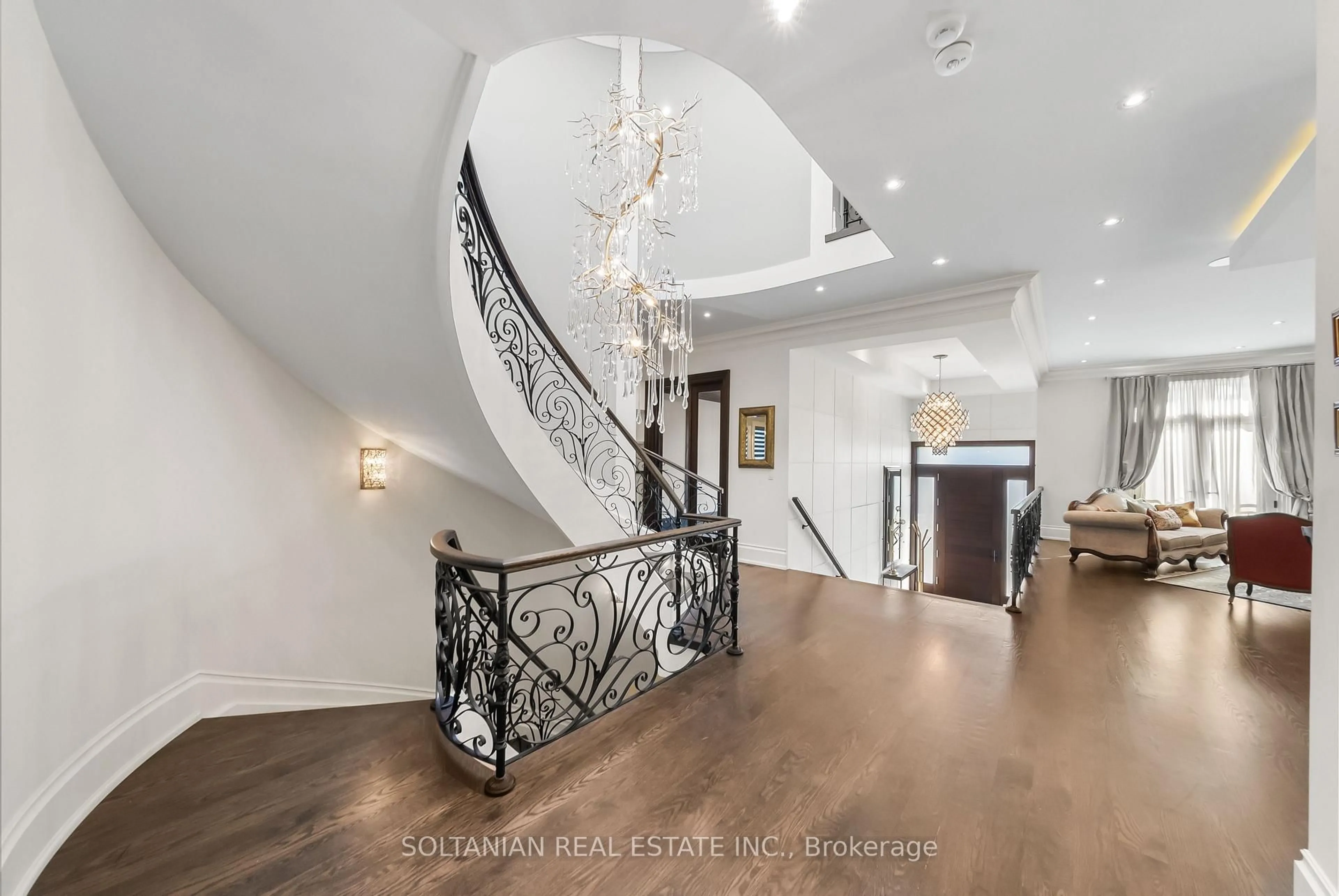 Indoor foyer for 352 Patricia Ave, Toronto Ontario M2R 2M7