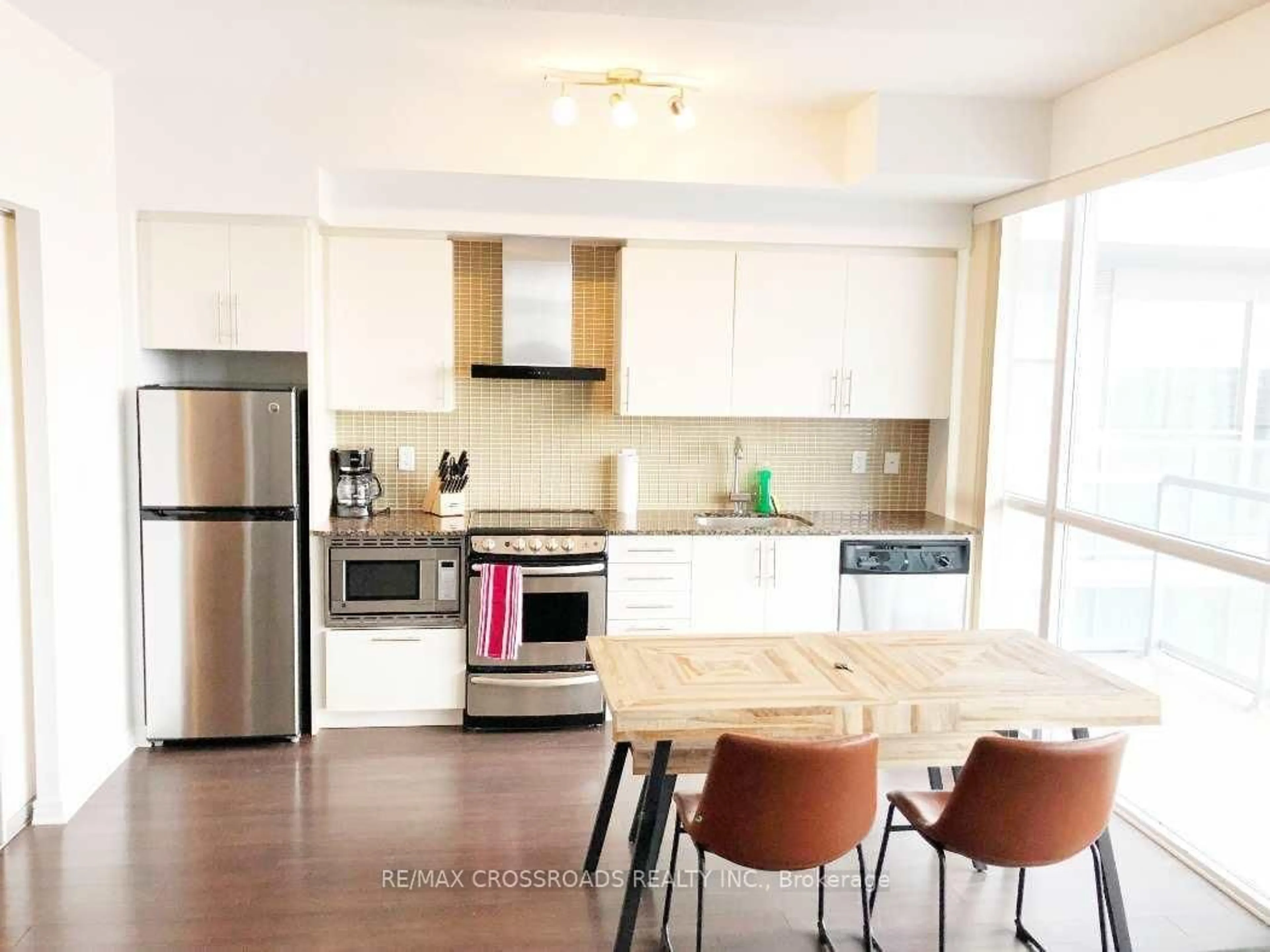Open concept kitchen, wood/laminate floor for 352 Front St #1612, Toronto Ontario M5V 0K3