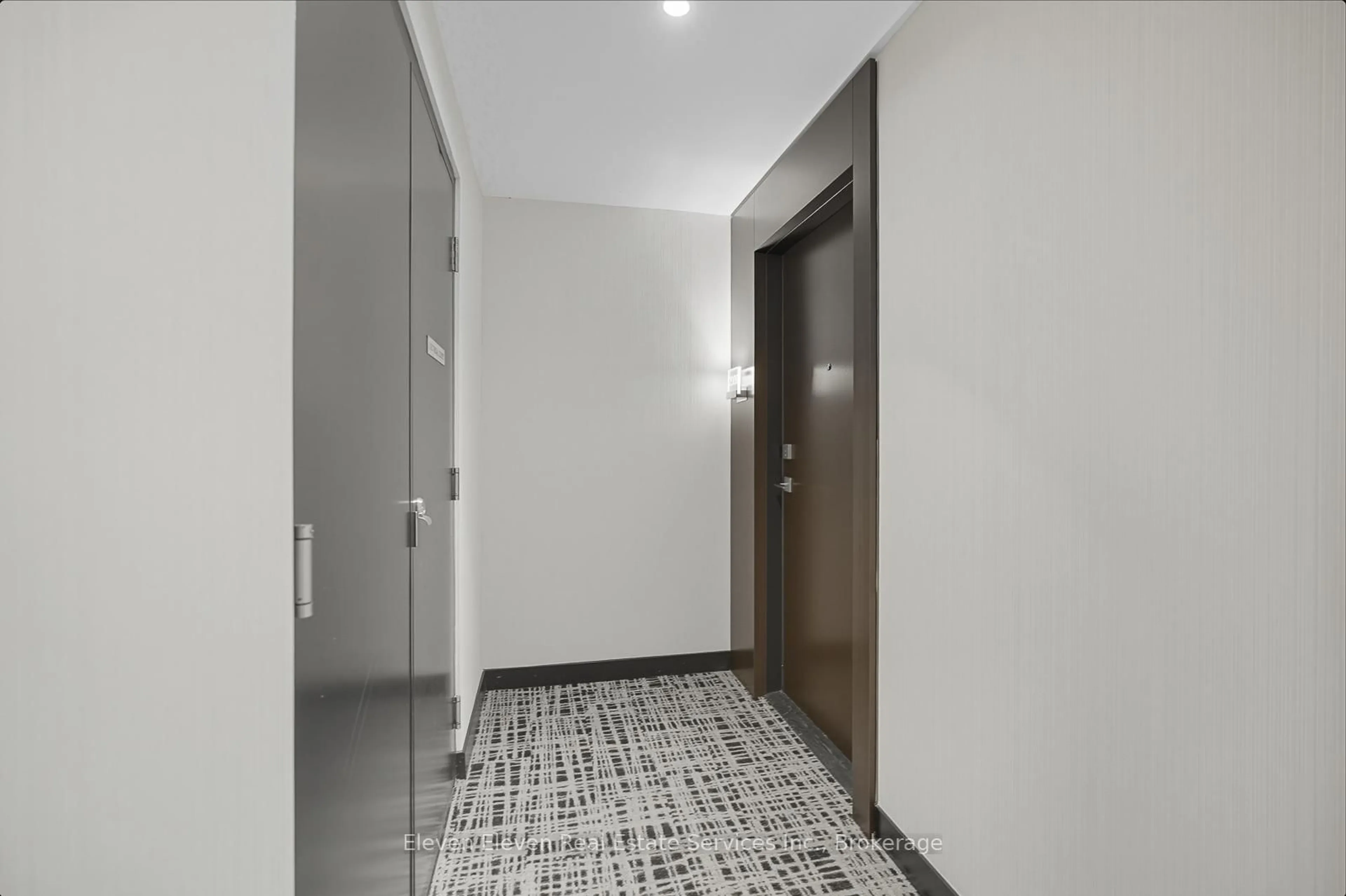 Indoor foyer for 2221 Yonge St #2009, Toronto Ontario M4A 0B8