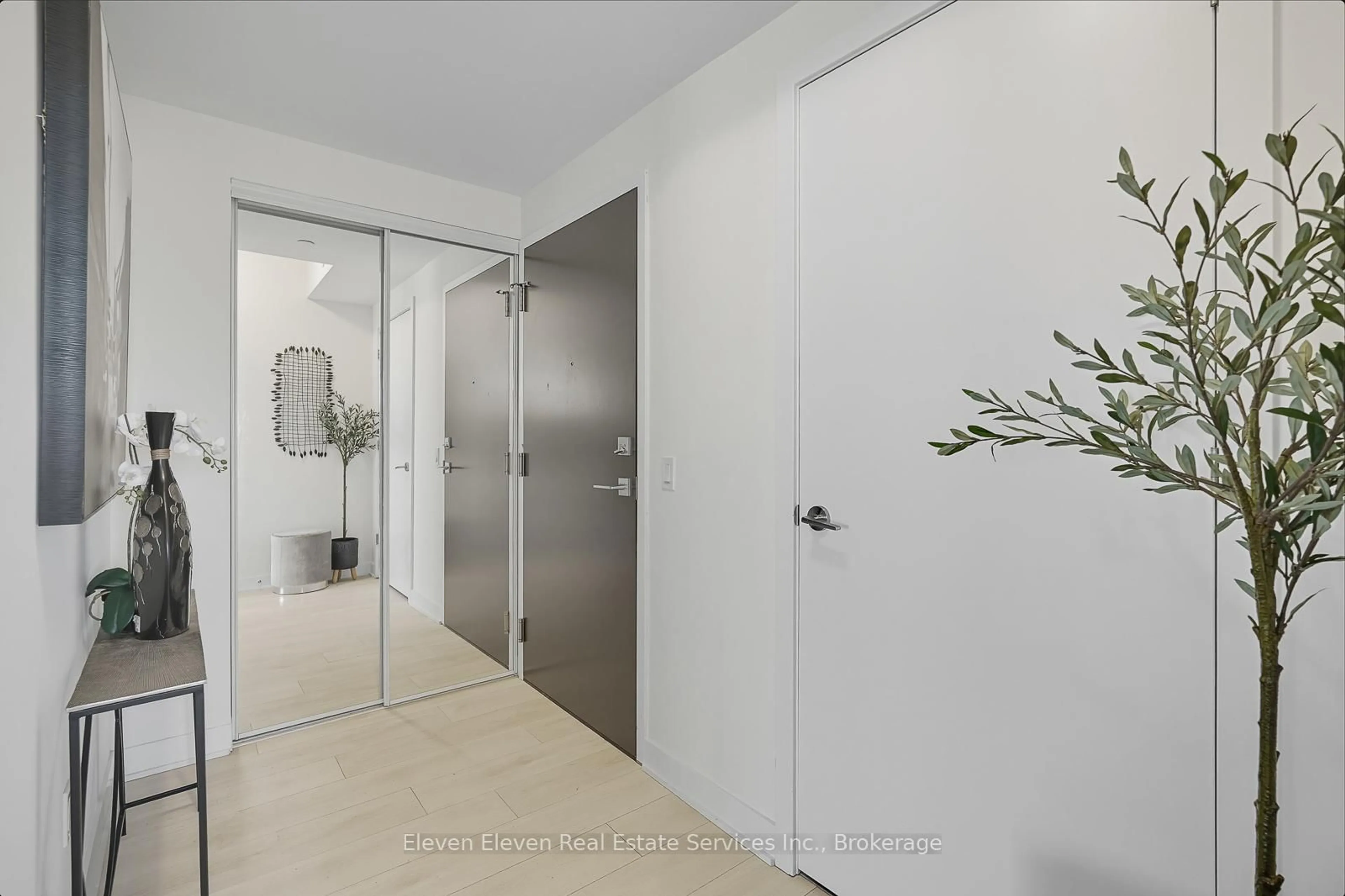 Indoor entryway for 2221 Yonge St #2009, Toronto Ontario M4A 0B8