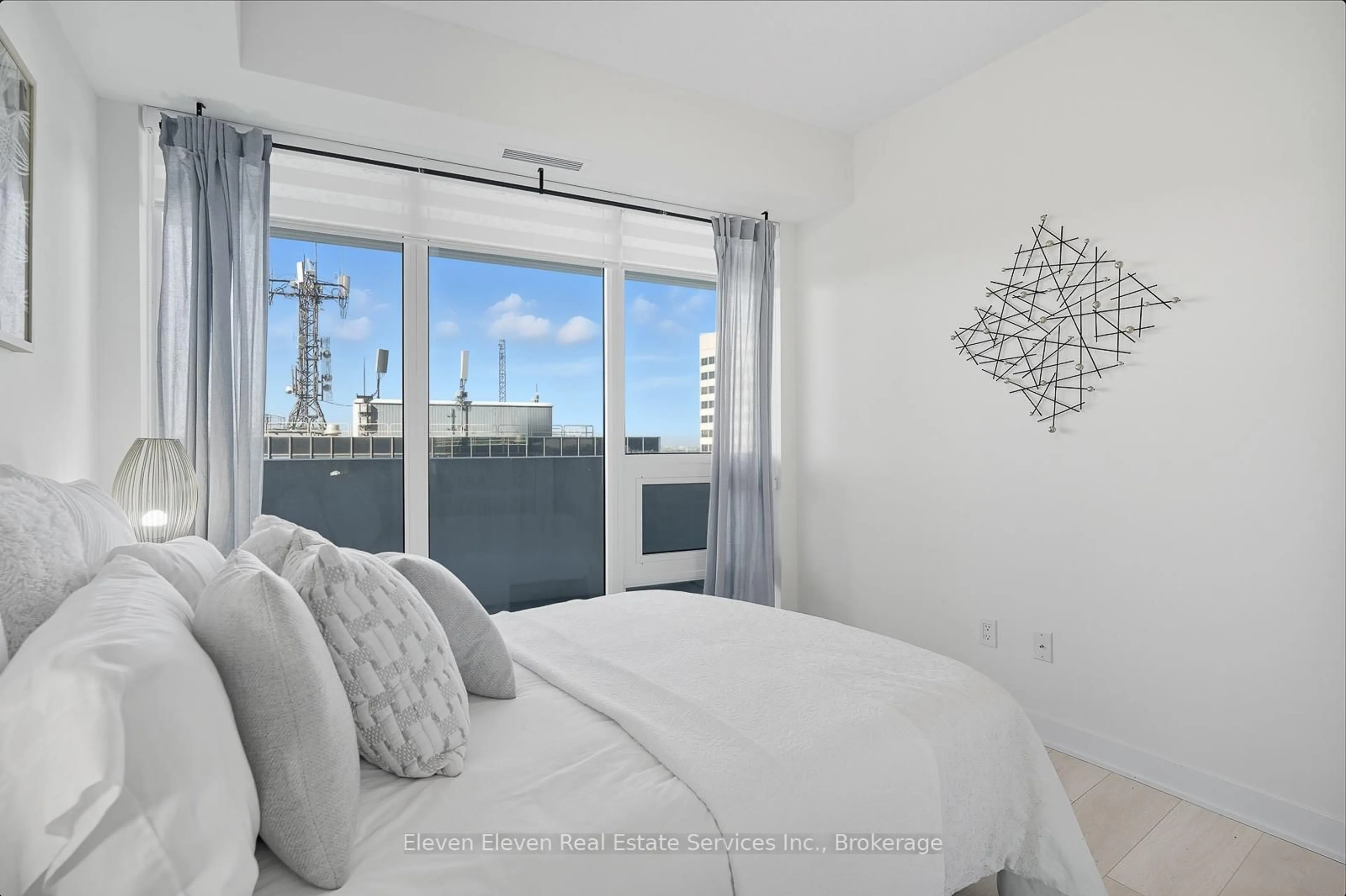Bedroom with bed, unknown for 2221 Yonge St #2009, Toronto Ontario M4A 0B8