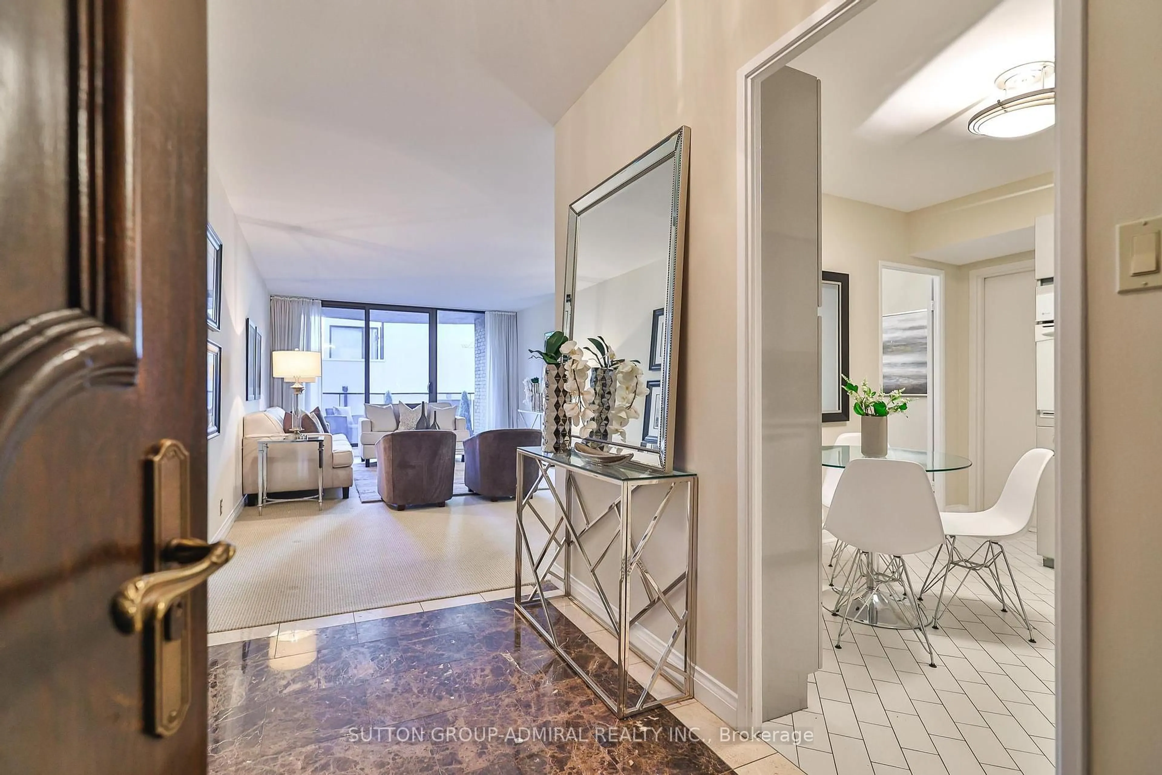 Indoor foyer for 350 Lonsdale Rd #303, Toronto Ontario M5P 1R6