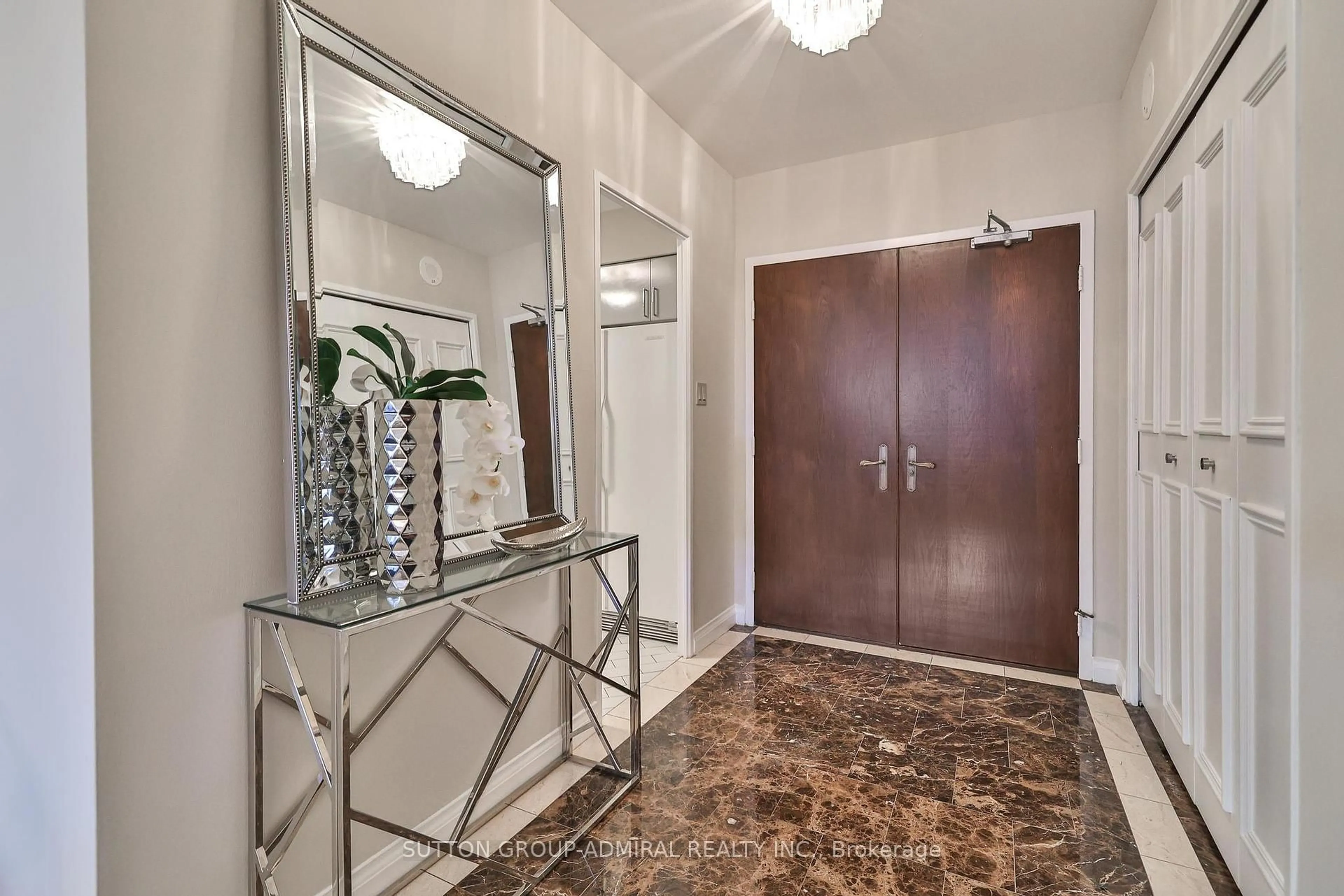 Indoor entryway for 350 Lonsdale Rd #303, Toronto Ontario M5P 1R6
