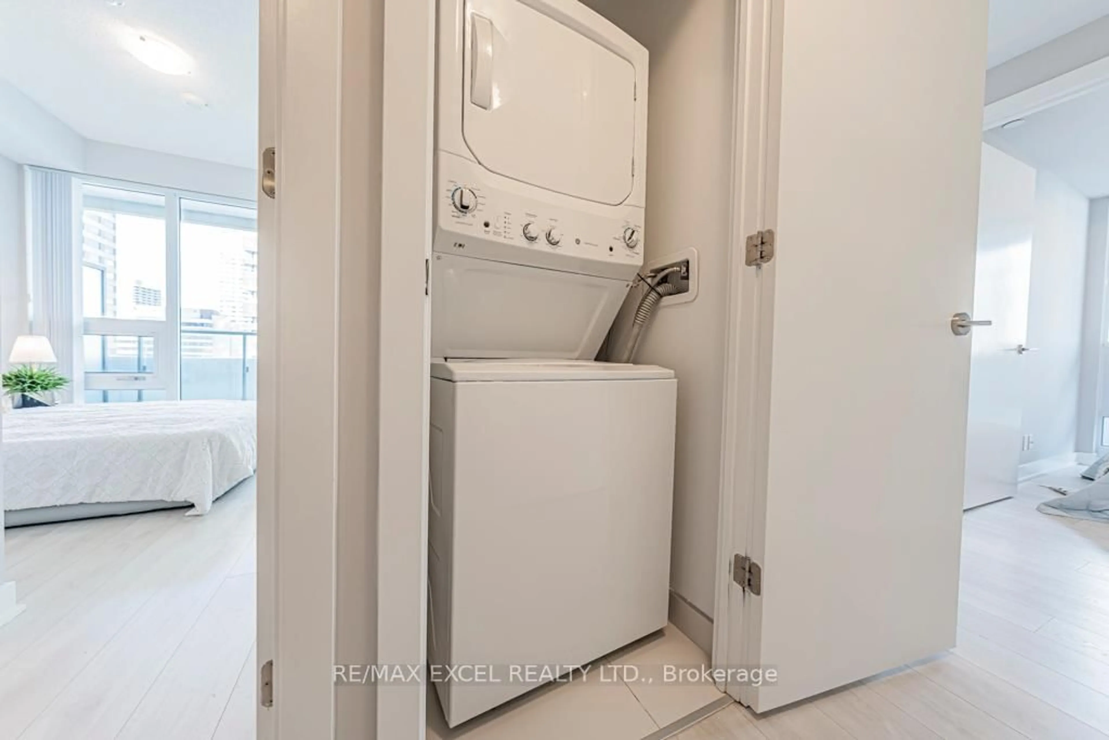 Laundry room for 2221 Yonge St #1302, Toronto Ontario M4S 0B8