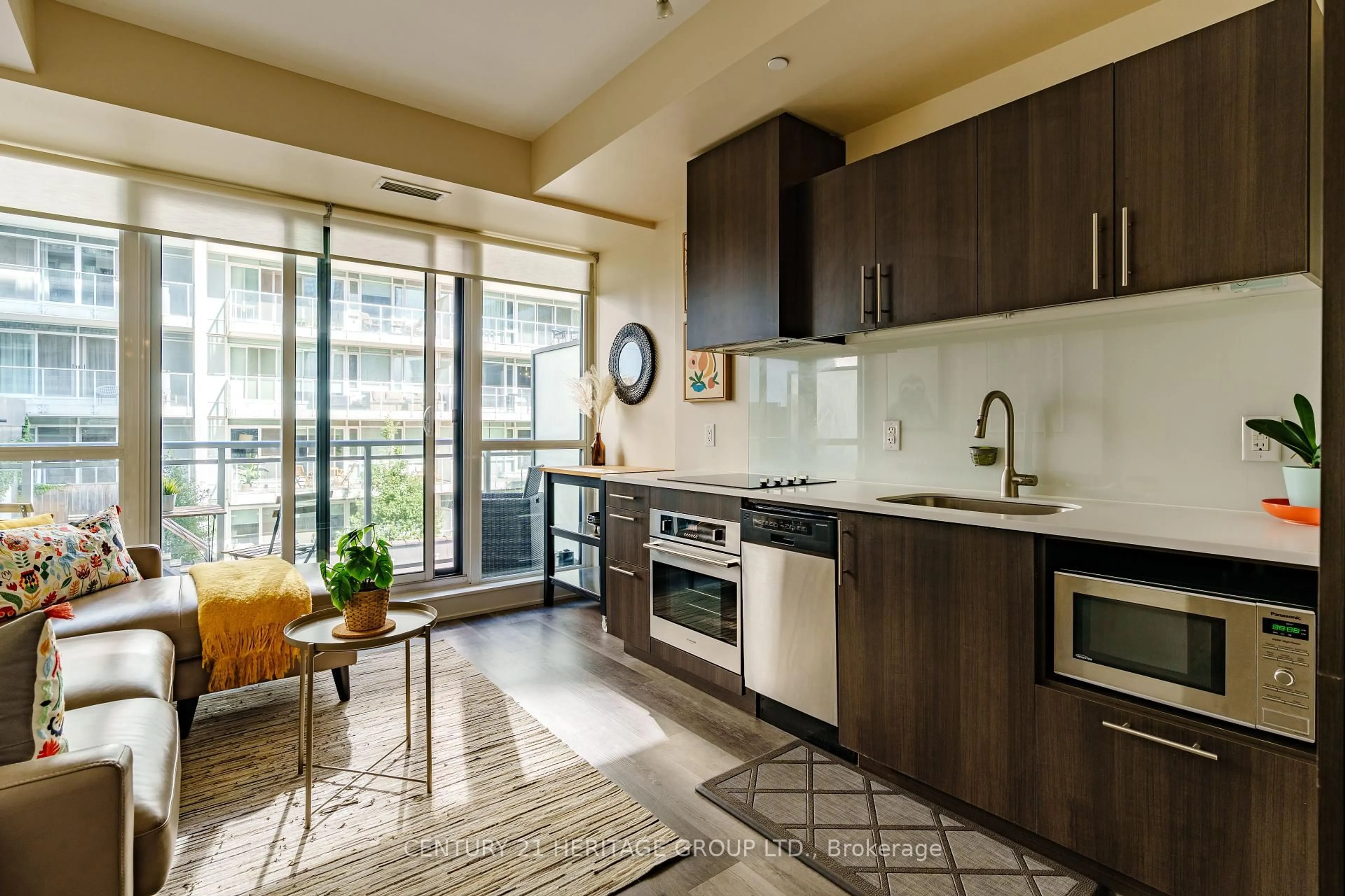 Open concept kitchen, ceramic/tile floor for 508 Wellington St #408, Toronto Ontario M5V 0K8