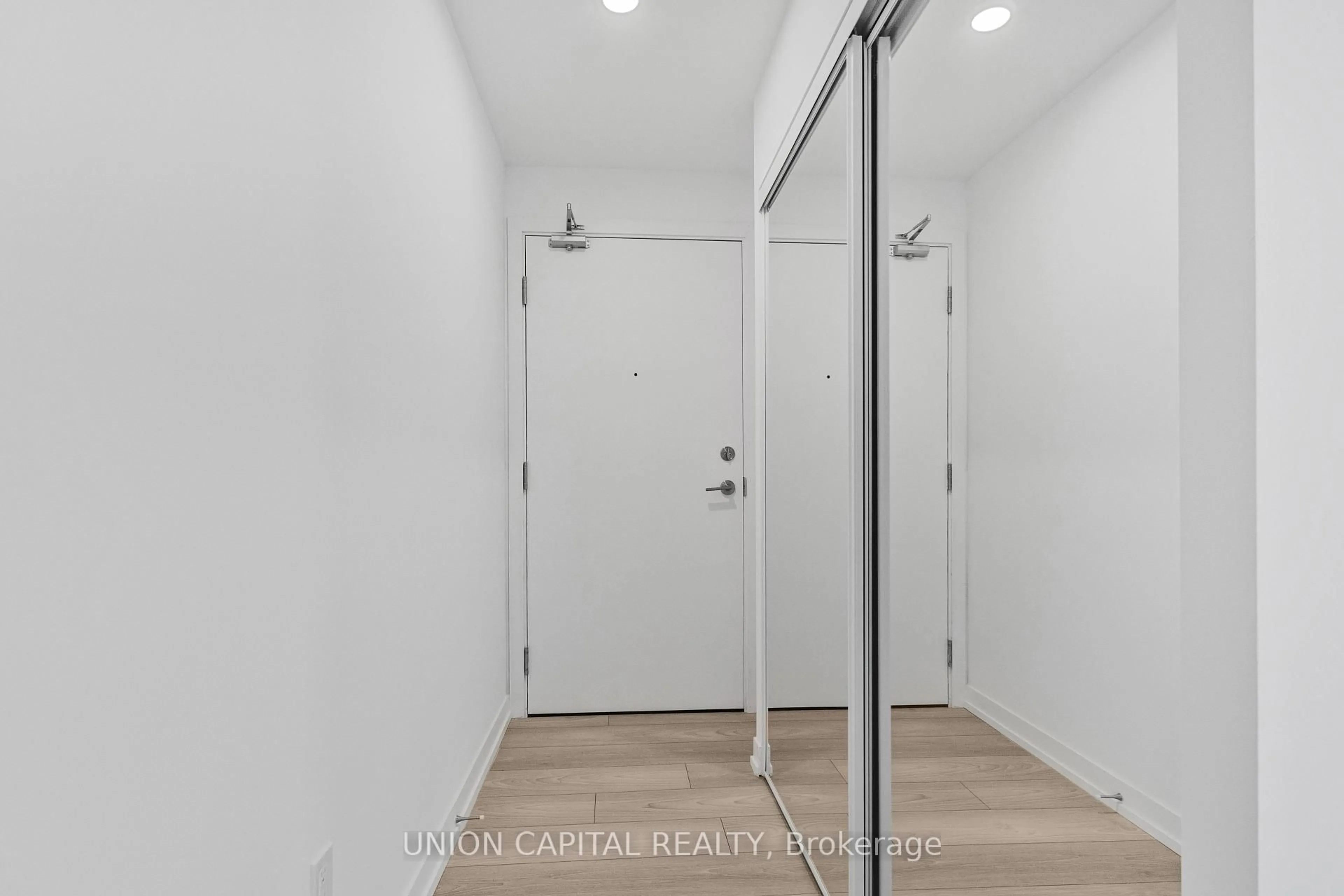 Indoor entryway for 82 DALHOUSIE St #3517, Toronto Ontario M5B 0C5