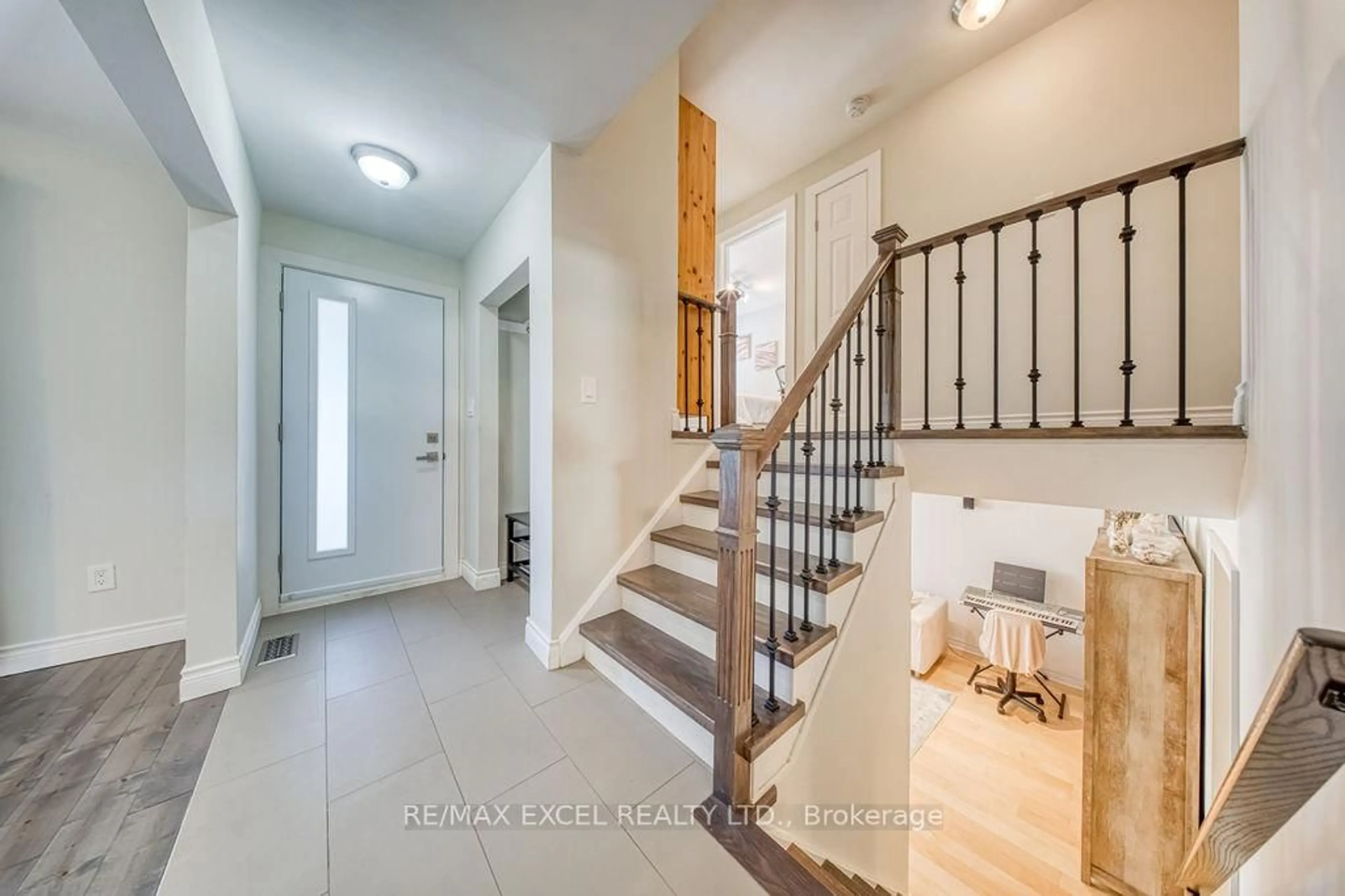 Indoor entryway for 61 Corning Rd, Toronto Ontario M2J 2L9