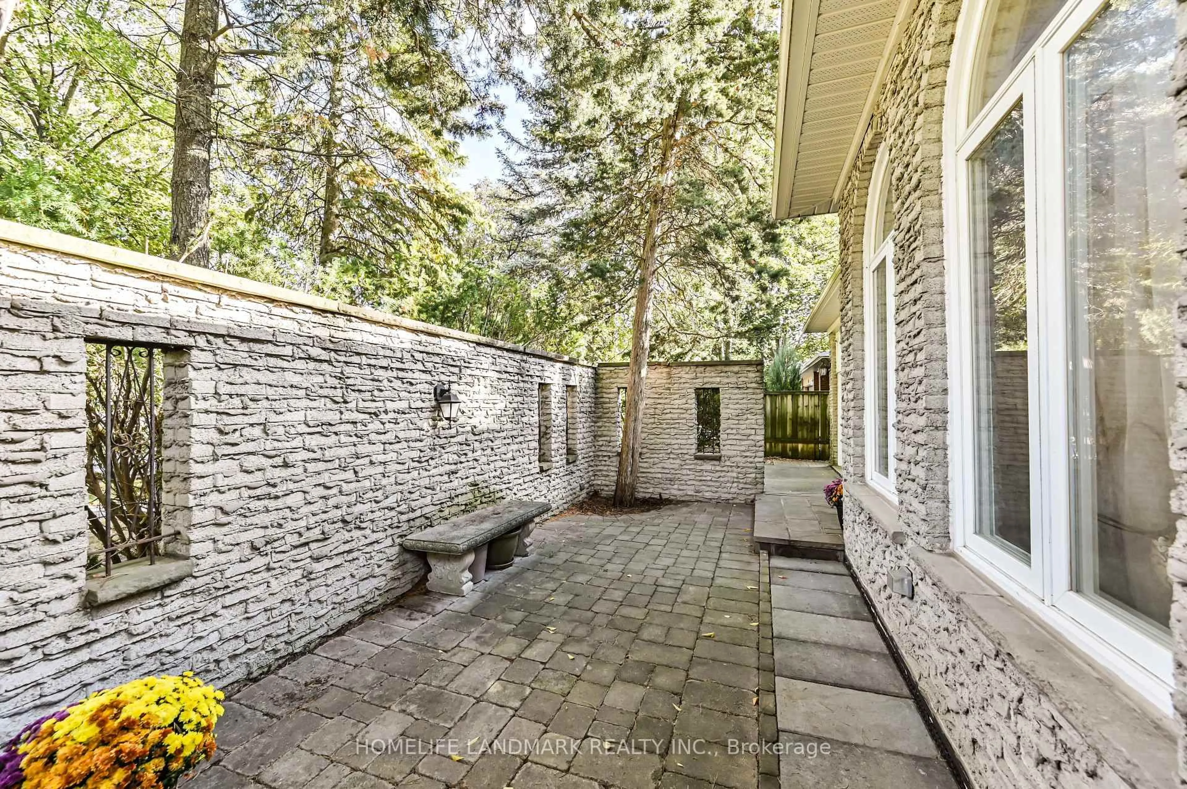 Patio, street for 10 Loganberry Cres, Toronto Ontario M2H 3H1