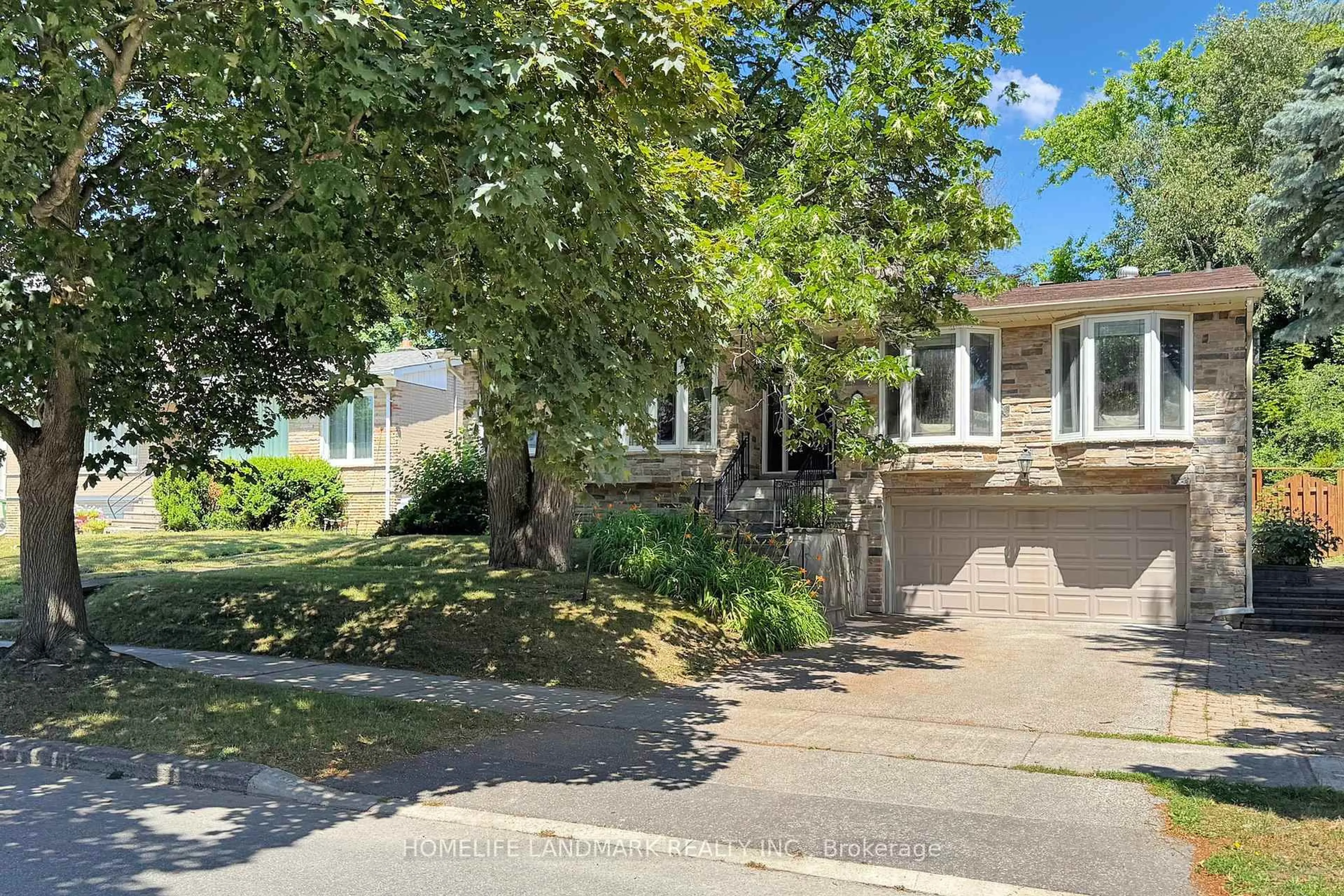 A pic from outside/outdoor area/front of a property/back of a property/a pic from drone, street for 61 Whittaker Cres, Toronto Ontario M2K 1K9